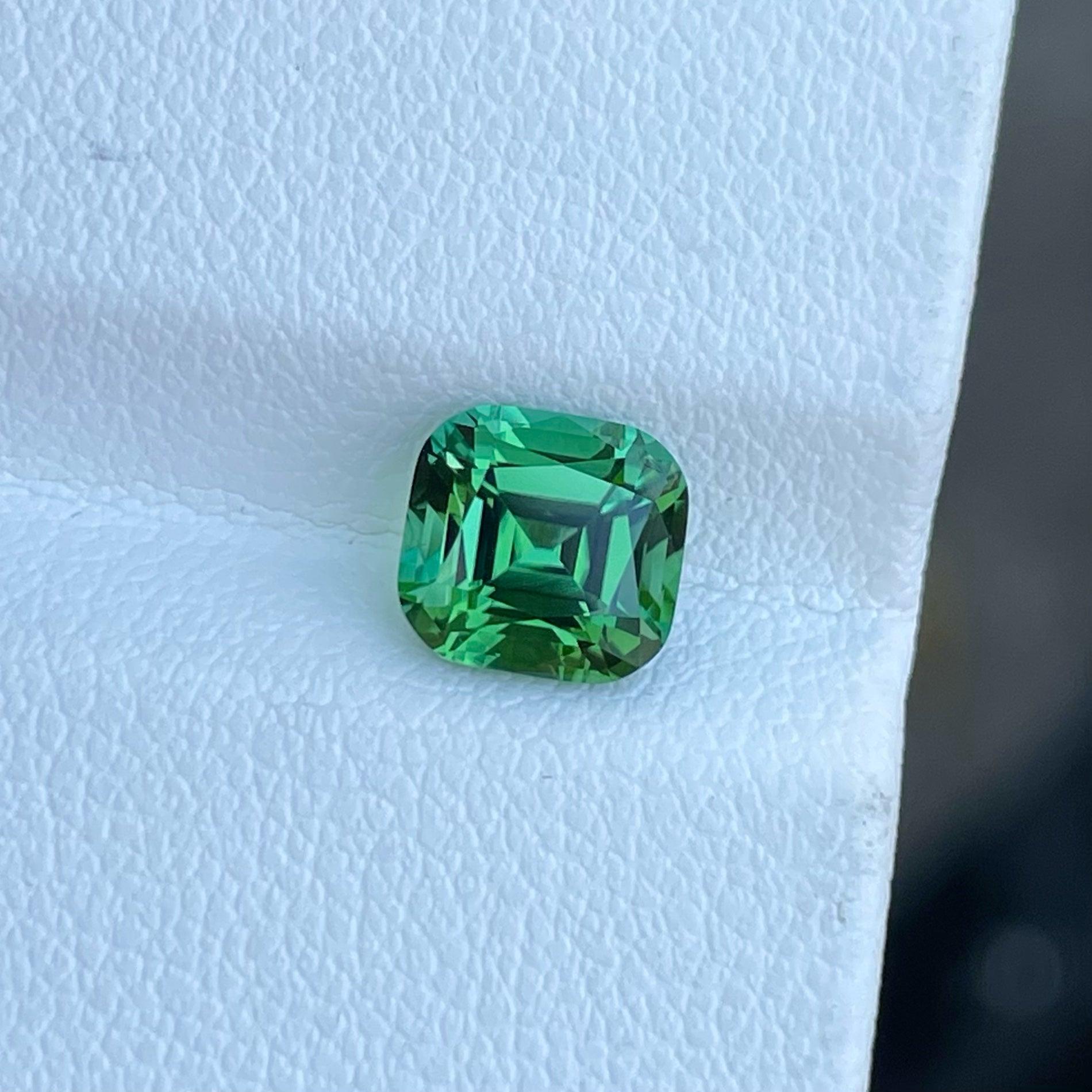 Fantastischer natürlicher mintgrüner Turmalin Edelstein, verfügbar zum Verkauf zum Großhandelspreis natürlicher hochwertiger 1,80 Karat loser Turmalin aus Afghanistan.

Informationen zum Produkt:
EDELSTEIN-TYP:	Fantastischer natürlicher mintgrüner
