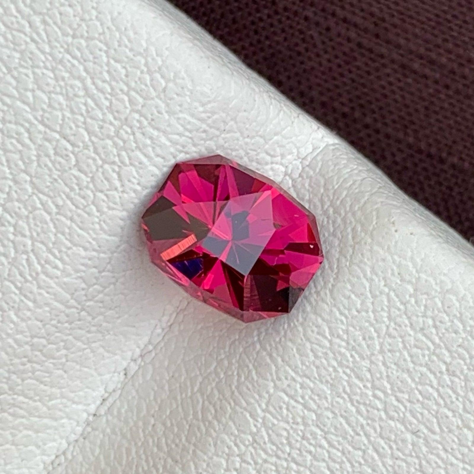 Fantastic Natural Pinkish Red Garnet Gemstone 1.70 Carats Fine Jewelry Garnet  In New Condition For Sale In Bangkok, TH