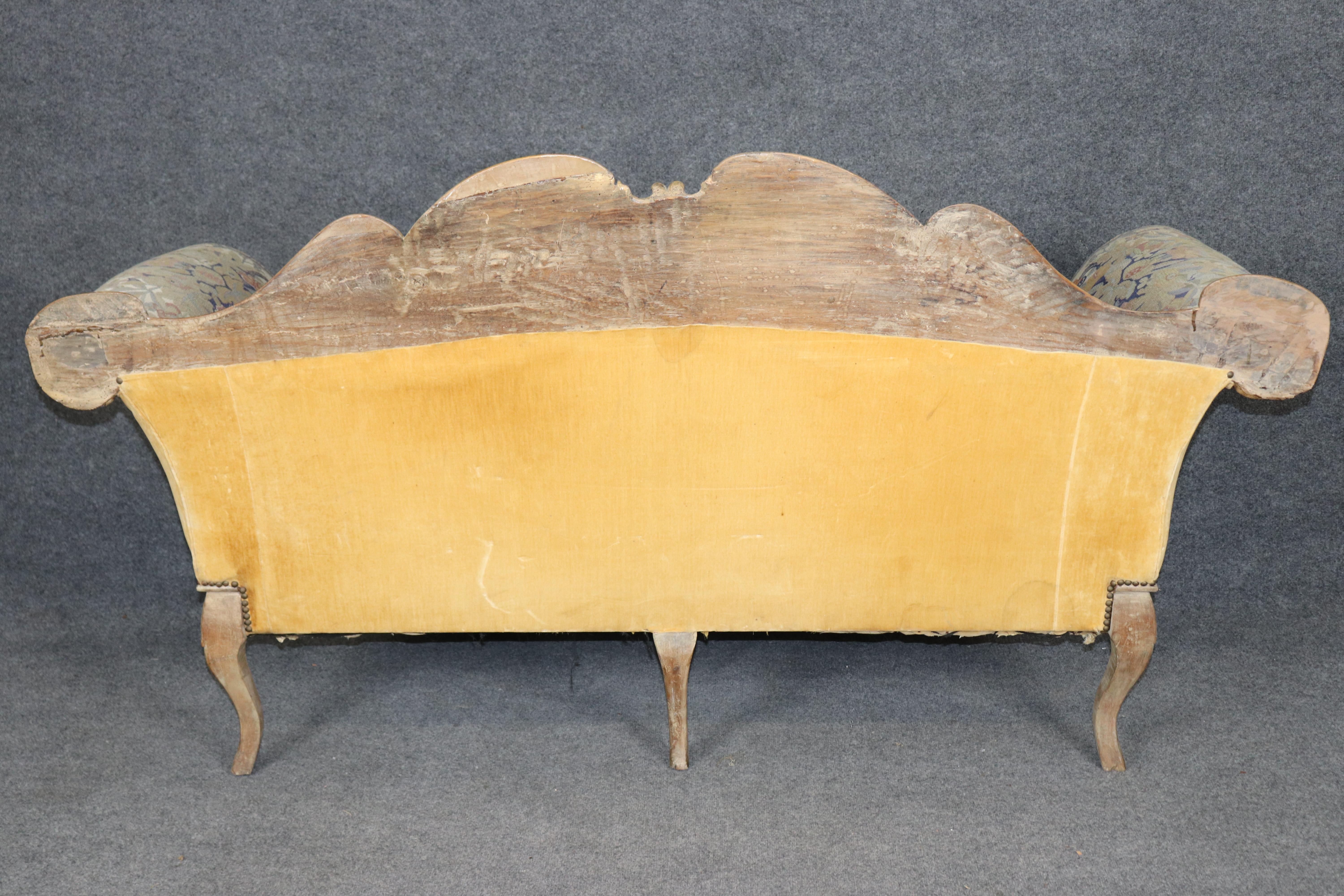 Fantastische Needlepoint gepolstert venezianischen oder italienischen Louis XV Style Settee im Zustand „Gut“ im Angebot in Swedesboro, NJ