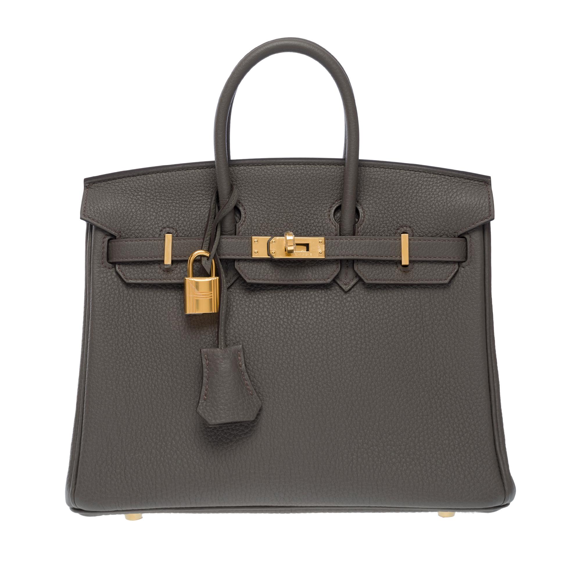 Amazing​ ​Birkin​ ​25​ ​handbag​ ​in Gris​ ​Etain​ ​Togo​ ​leather,​ ​gold​ ​plated​ ​metal​ ​hardware,​ ​double​ ​handle​ ​in​ ​gray​ ​leather​ ​allowing​ ​a​ ​hand​ ​carry

Flap​ ​closure
Grey​ ​leather​ ​inner​ ​lining,​ ​one​ ​zipped​ ​pocket,​