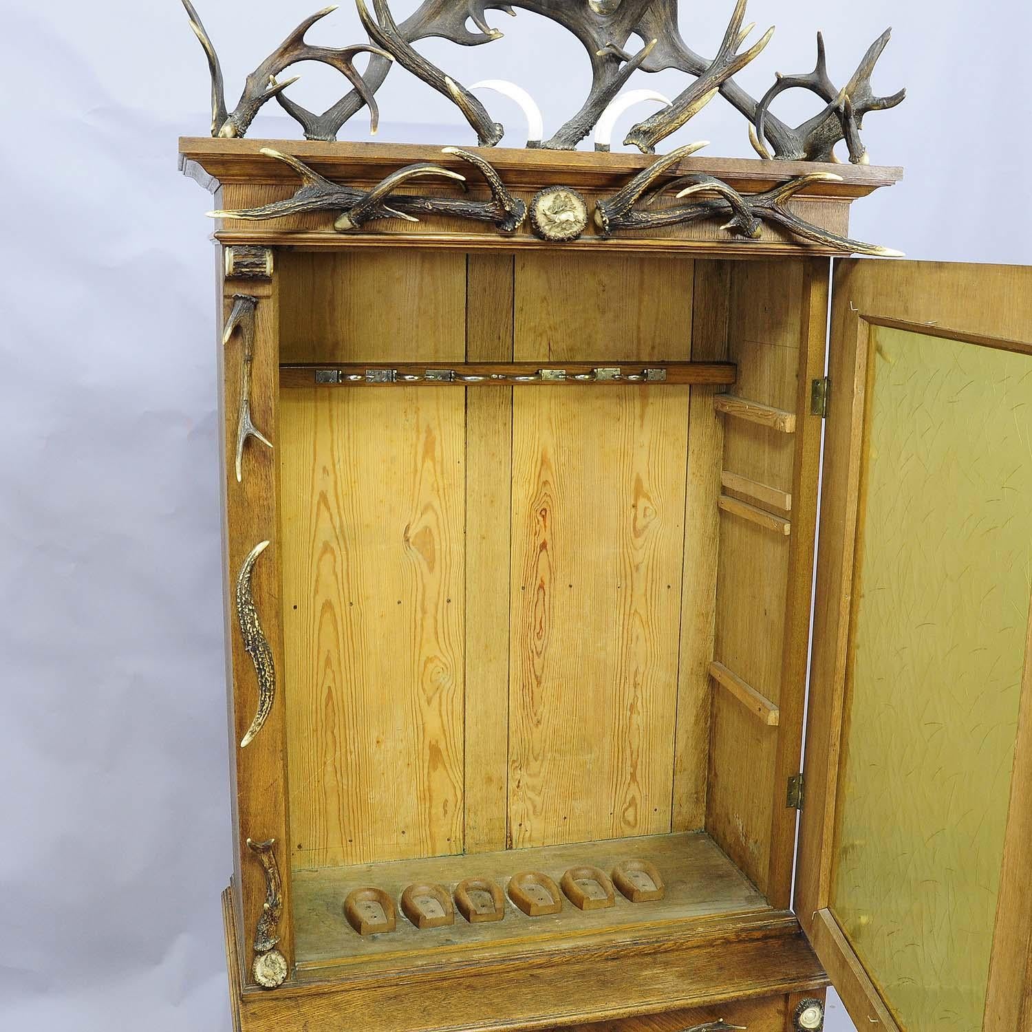 Fantastic Oak Wood Gun Cabinet with Horn Decoration ca. 1900 For Sale 3