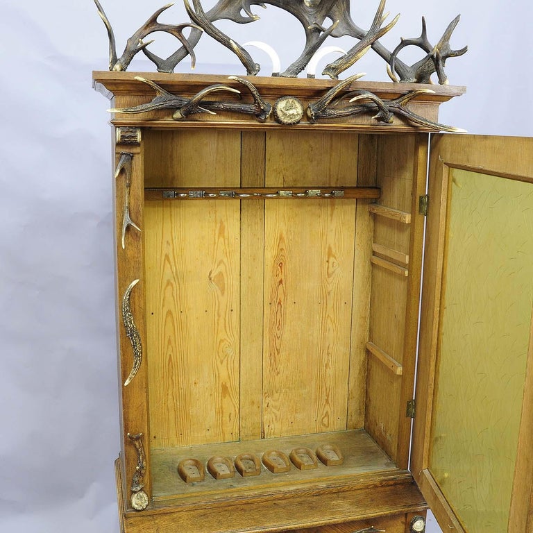 fantastique-armoire-fusils-en-bois-de-ch-ne-avec-d-coration-en-bois