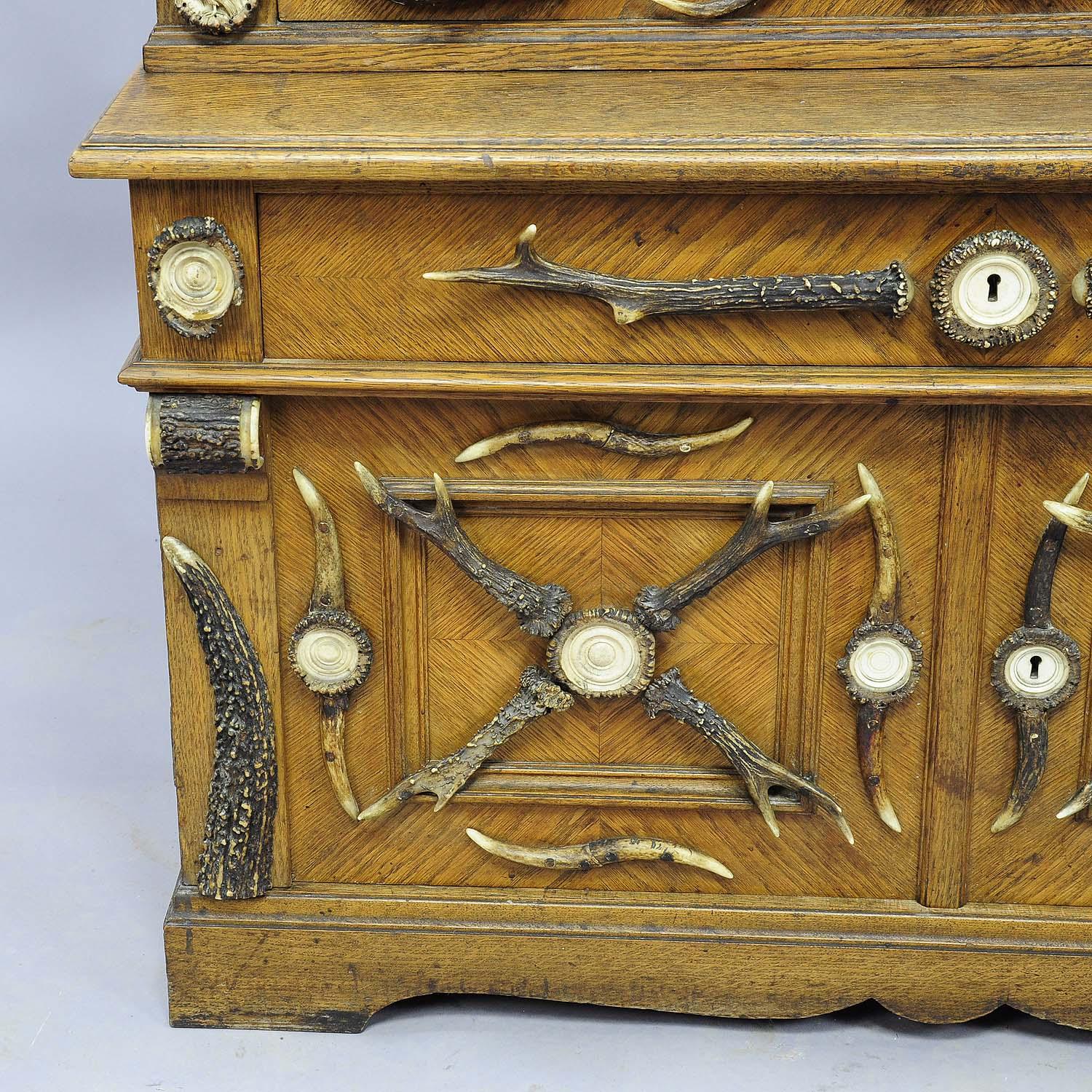 Fantastic Oak Wood Gun Cabinet with Horn Decoration ca. 1900 In Good Condition For Sale In Berghuelen, DE