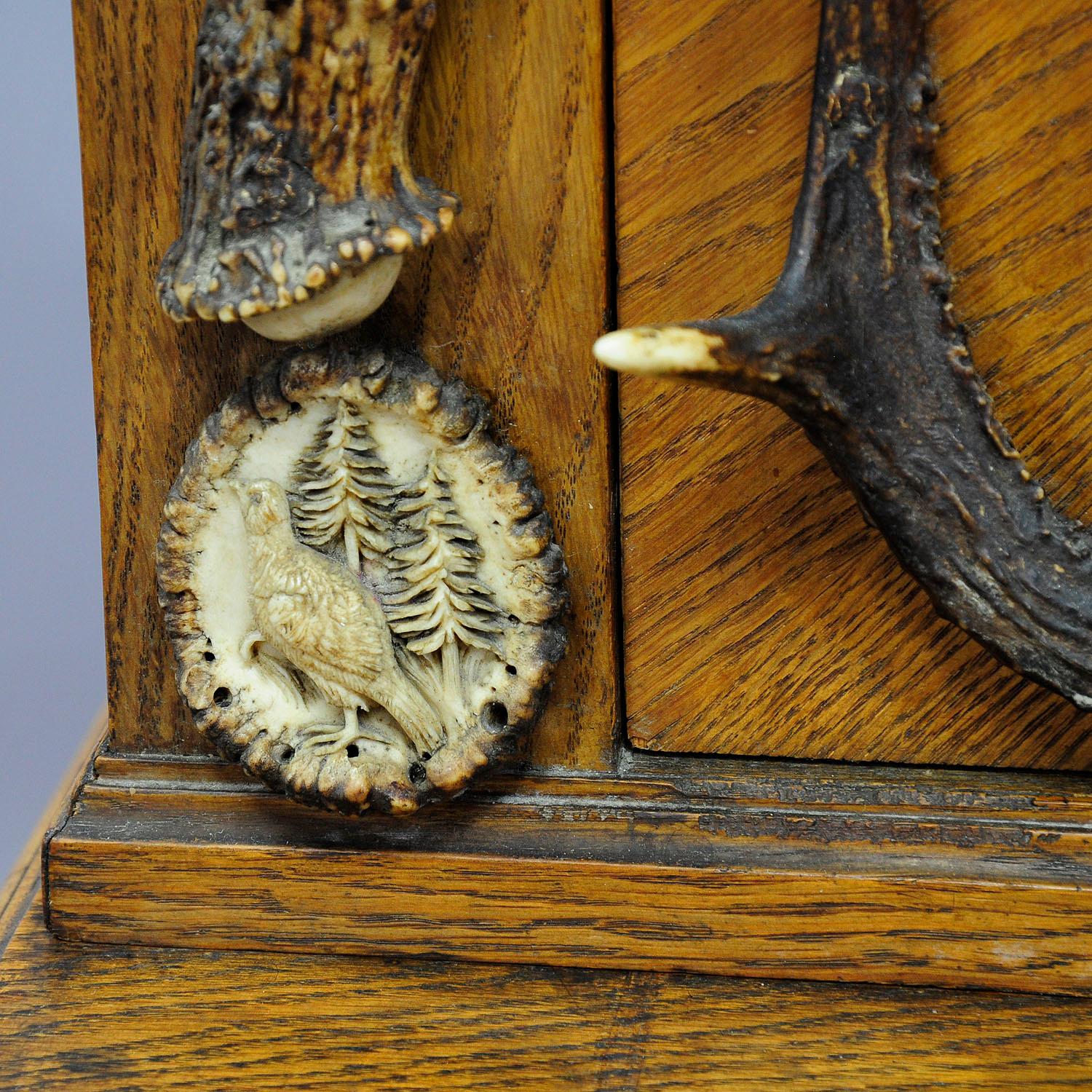 19th Century Fantastic Oak Wood Gun Cabinet with Horn Decoration ca. 1900 For Sale