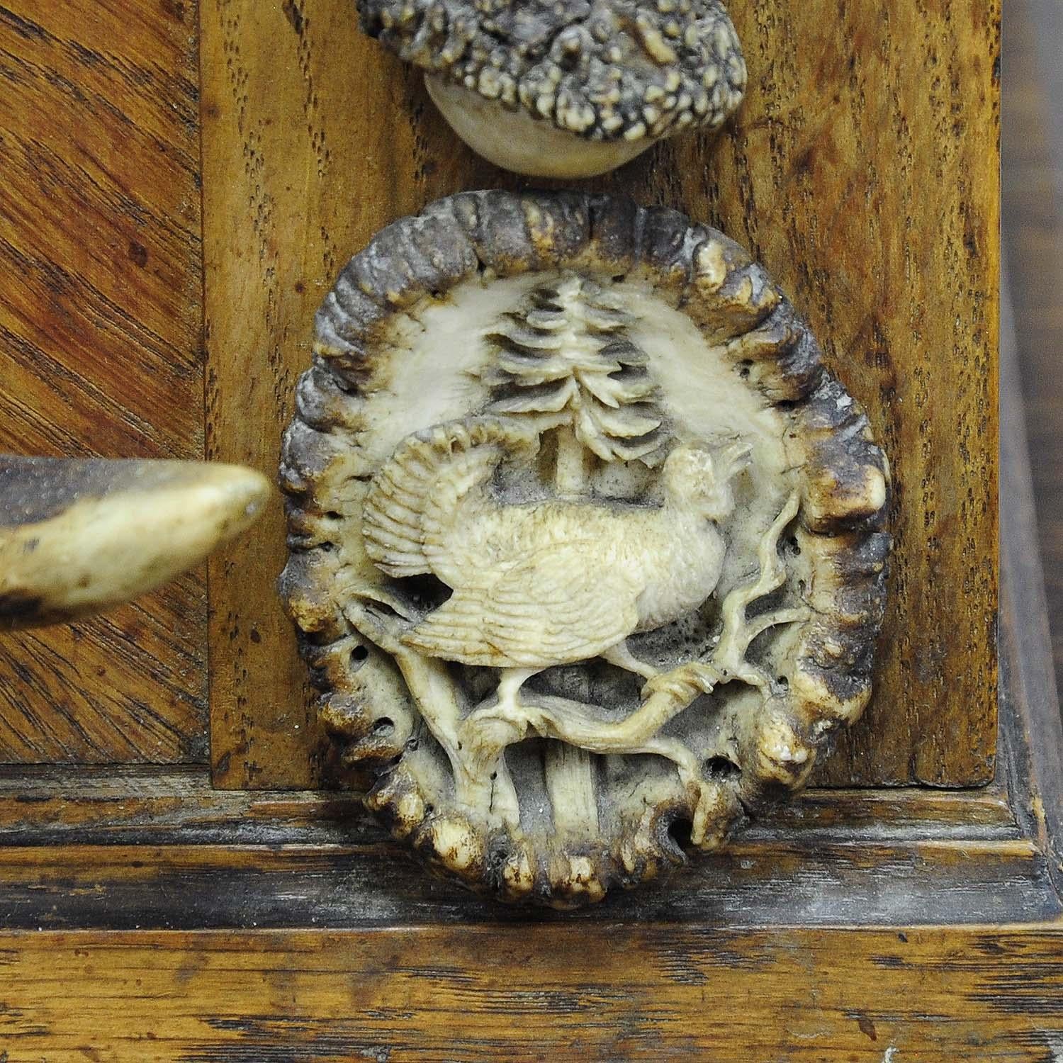 Bois cerf Magnifique armoire à fusils en Oak Wood avec décoration en Horn vers 1900 en vente