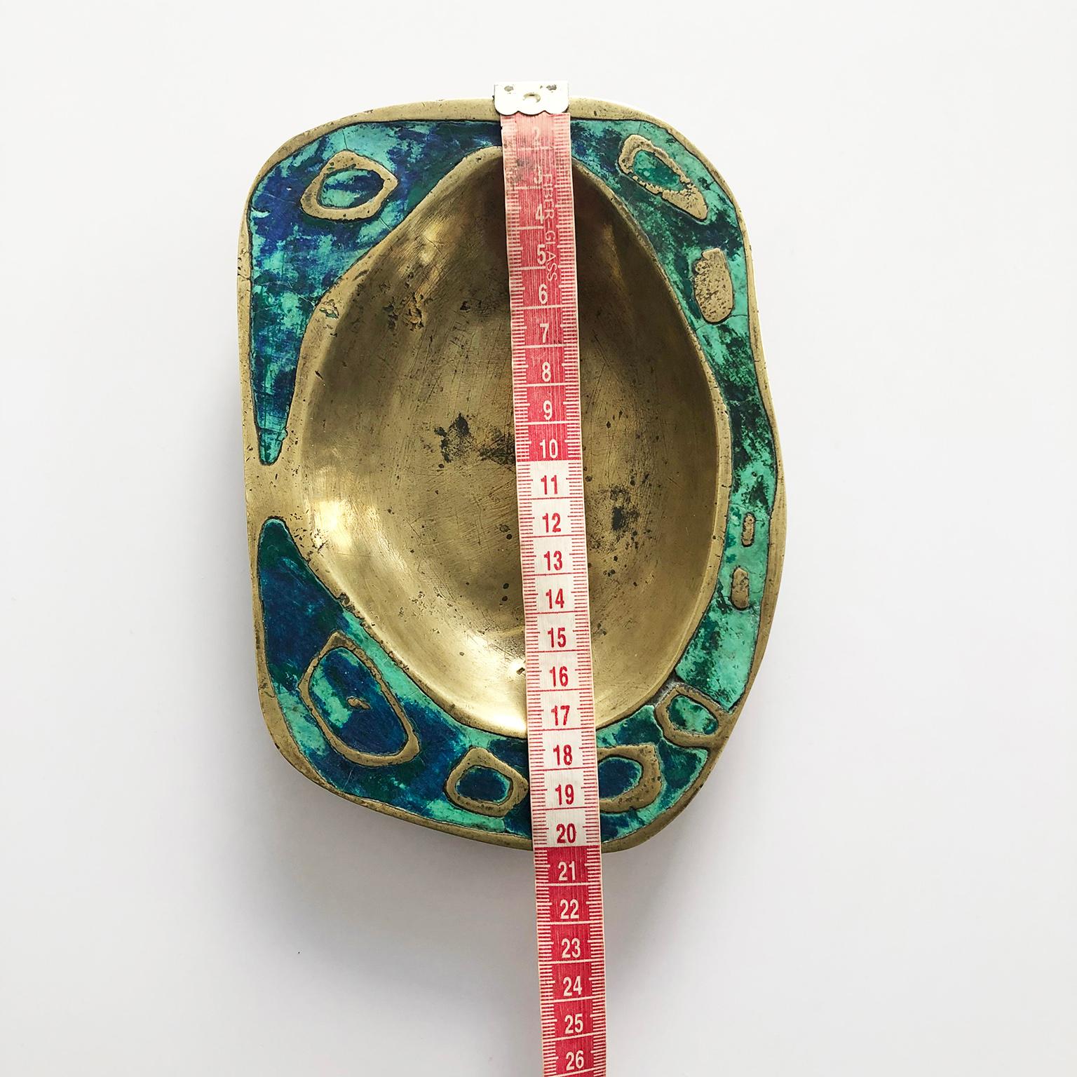 Dated 1958, we offer this ashtrays designed by Pepe Mendoza.

Designer, Pepe Mendoza ran a foundry in Mexico that produced a limited number of furniture pieces and decorative objects in the late 1950s and 1960s. His work is characterized by a