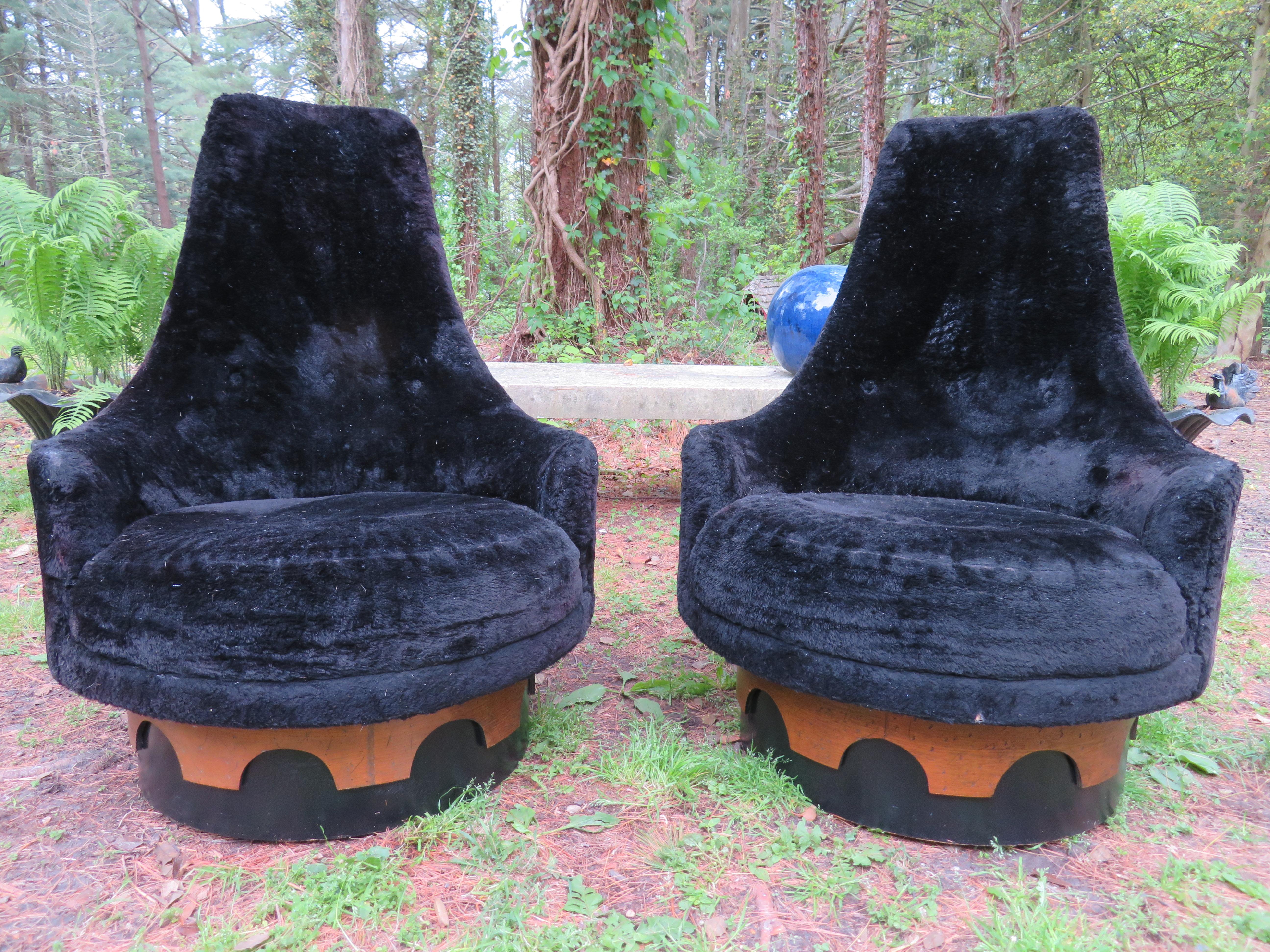 Fantastisches Paar Adrian Pearsall hohe Rückenlehne Dreh König Stühle. Dieses Paar behält seinen originalen schwarzen Fuzzy-Stoff in gutem Zustand - eine Neupolsterung wird empfohlen. Dies ist eines unserer Lieblingsdesigns von Mr. Pearsall - so