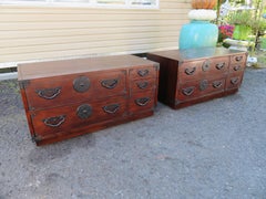 Fantastica coppia di comodini Baker Chinoiserie Asian Tansu, metà del secolo scorso.