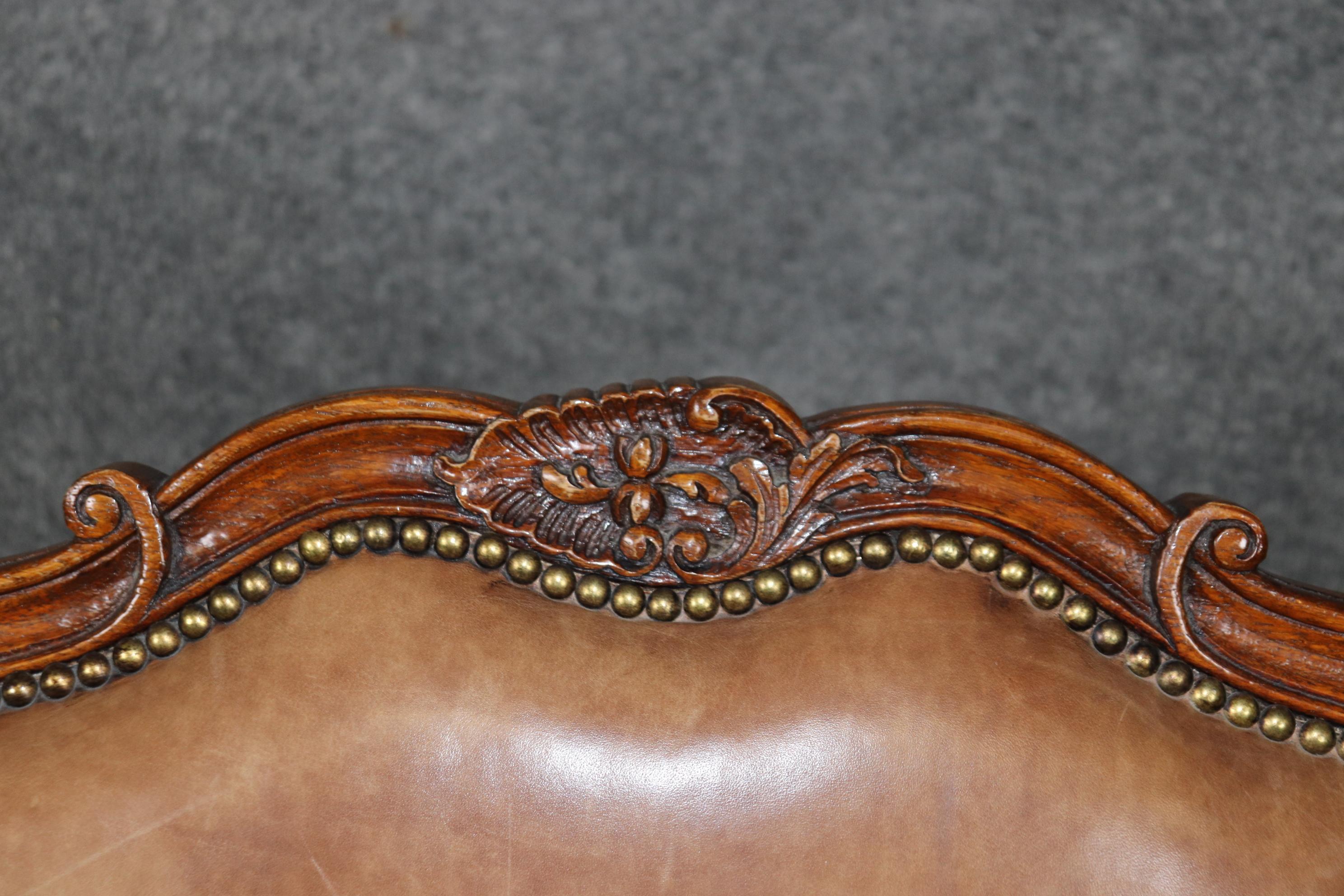 Fantastica coppia di poltrone in pelle vintage francese Luigi XV intagliata in Oak Circa 1920 in vendita 5