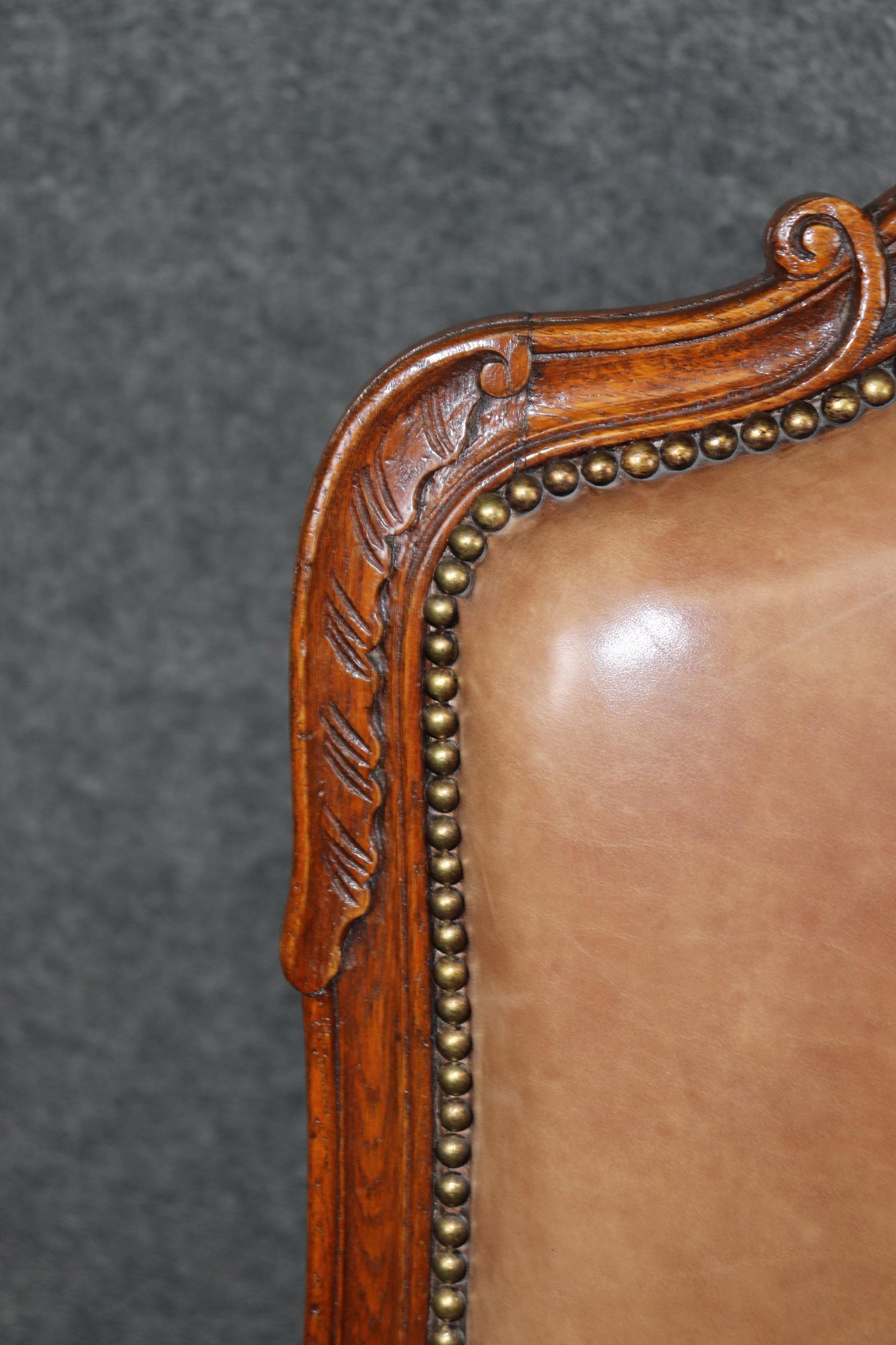 Fantastica coppia di poltrone in pelle vintage francese Luigi XV intagliata in Oak Circa 1920 in vendita 6