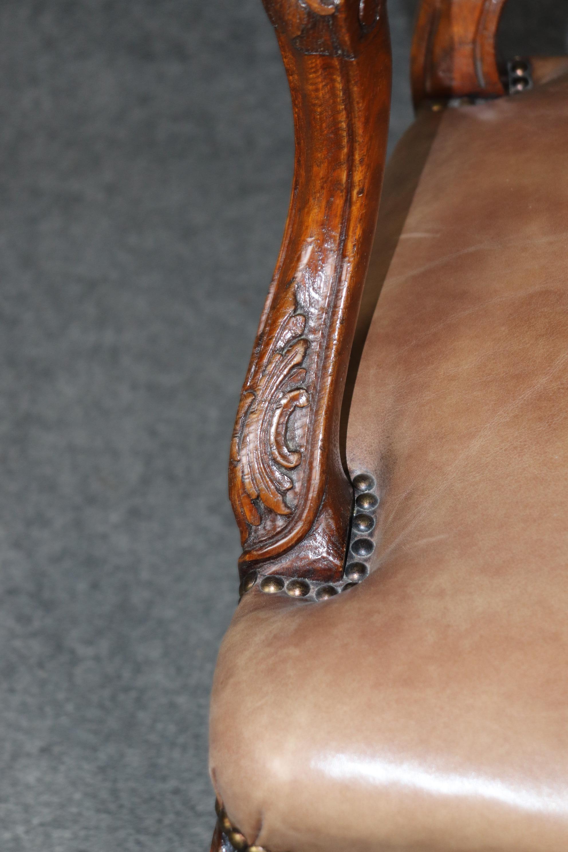 Fantastica coppia di poltrone in pelle vintage francese Luigi XV intagliata in Oak Circa 1920 in vendita 8