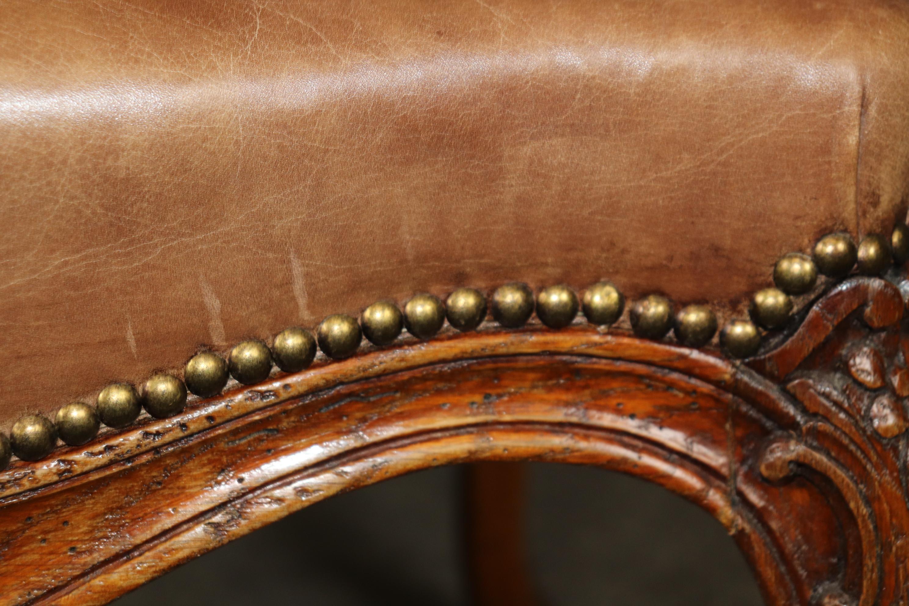 Fantastica coppia di poltrone in pelle vintage francese Luigi XV intagliata in Oak Circa 1920 in vendita 9