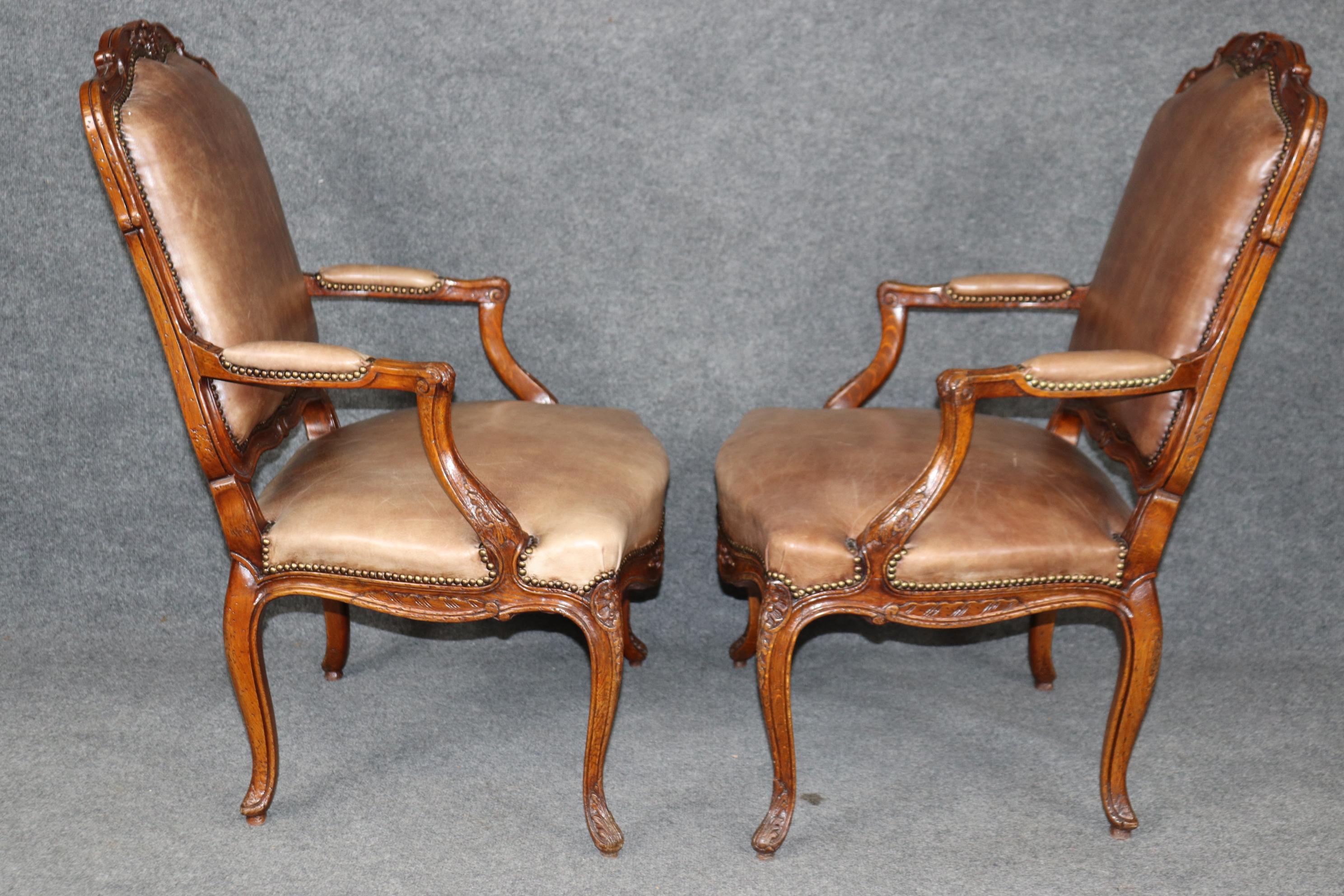 Francese Fantastica coppia di poltrone in pelle vintage francese Luigi XV intagliata in Oak Circa 1920 in vendita
