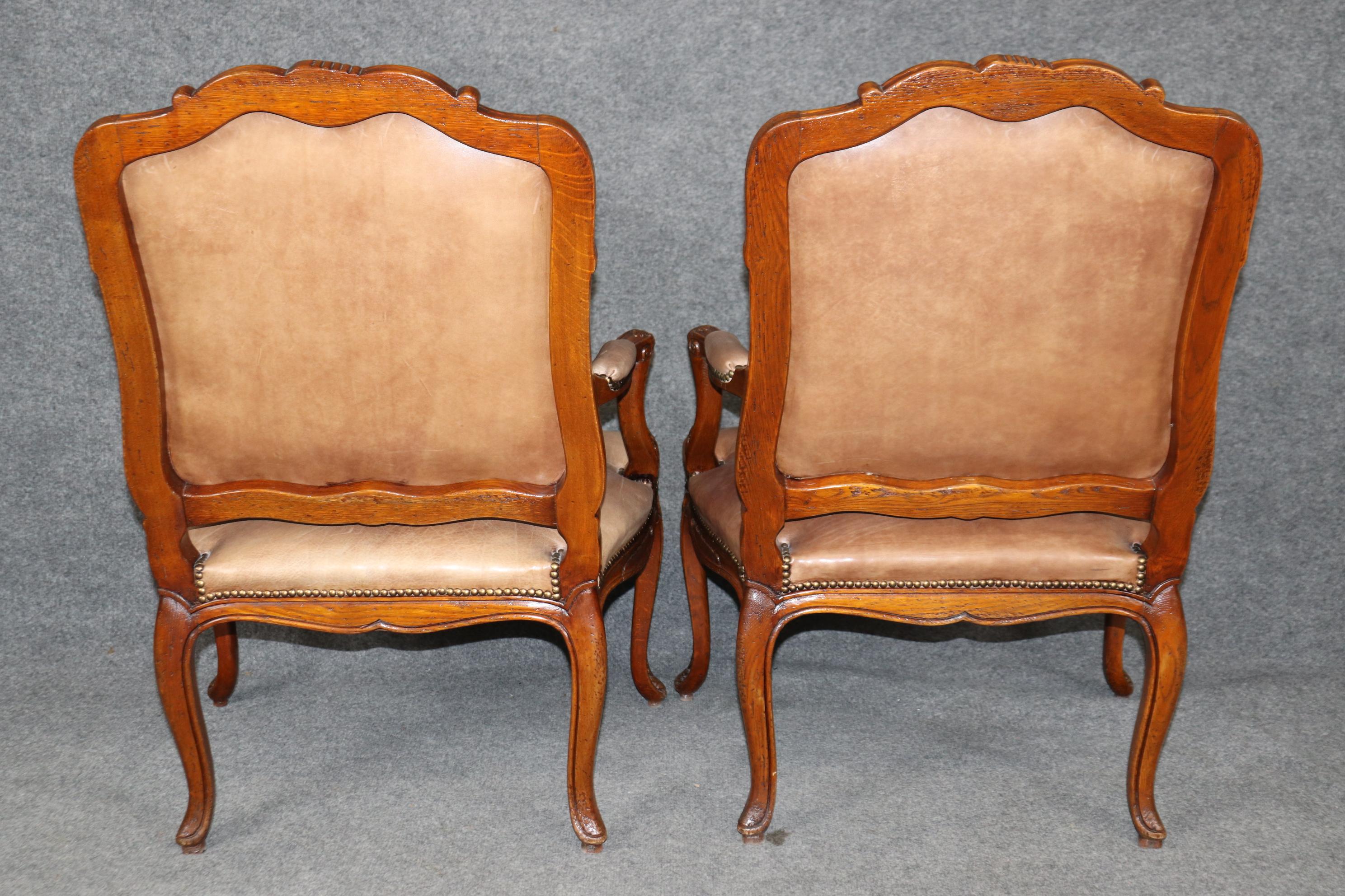 Fantastica coppia di poltrone in pelle vintage francese Luigi XV intagliata in Oak Circa 1920 In condizioni buone in vendita a Swedesboro, NJ
