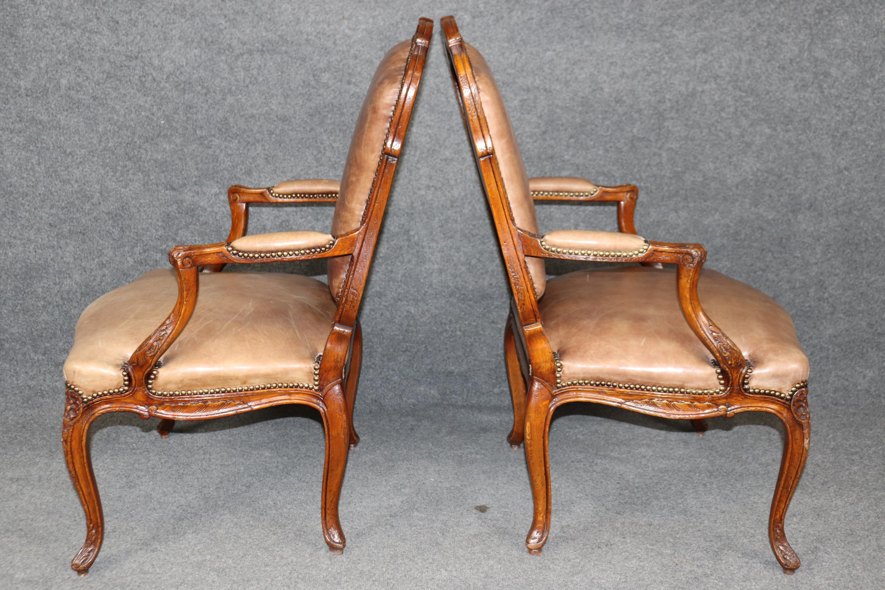 Inizio XX secolo Fantastica coppia di poltrone in pelle vintage francese Luigi XV intagliata in Oak Circa 1920 in vendita