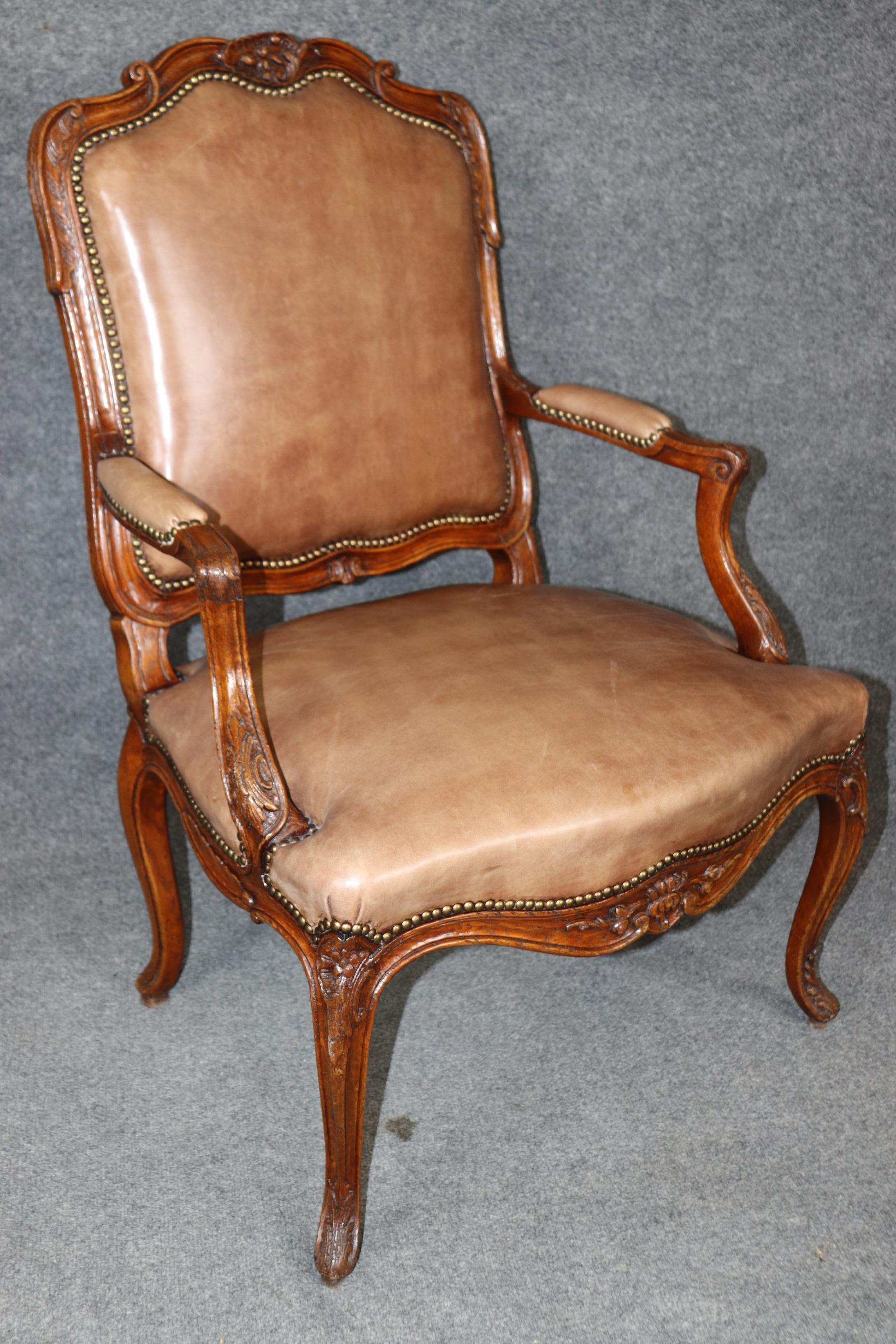 Pelle Fantastica coppia di poltrone in pelle vintage francese Luigi XV intagliata in Oak Circa 1920 in vendita