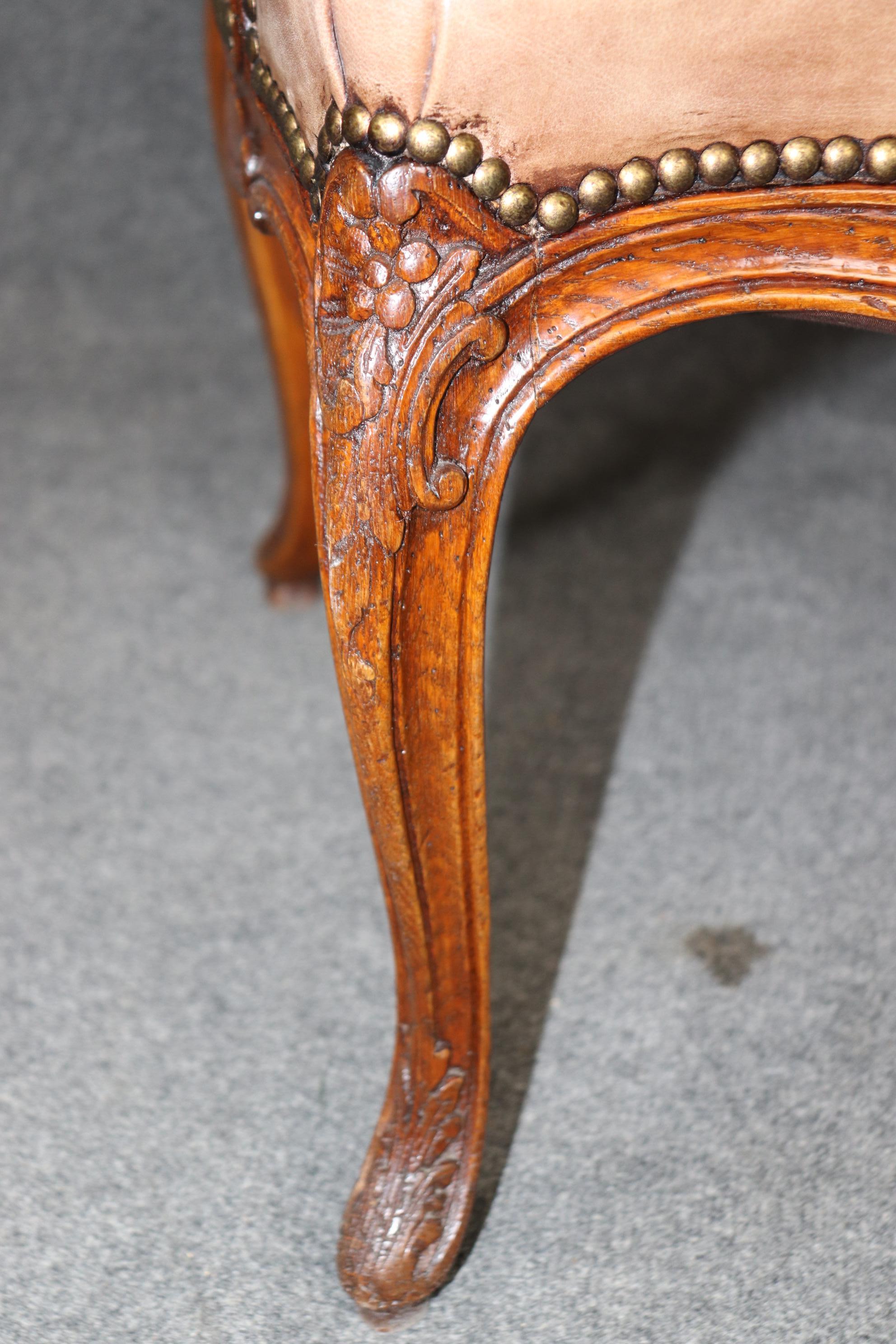 Fantastica coppia di poltrone in pelle vintage francese Luigi XV intagliata in Oak Circa 1920 in vendita 1