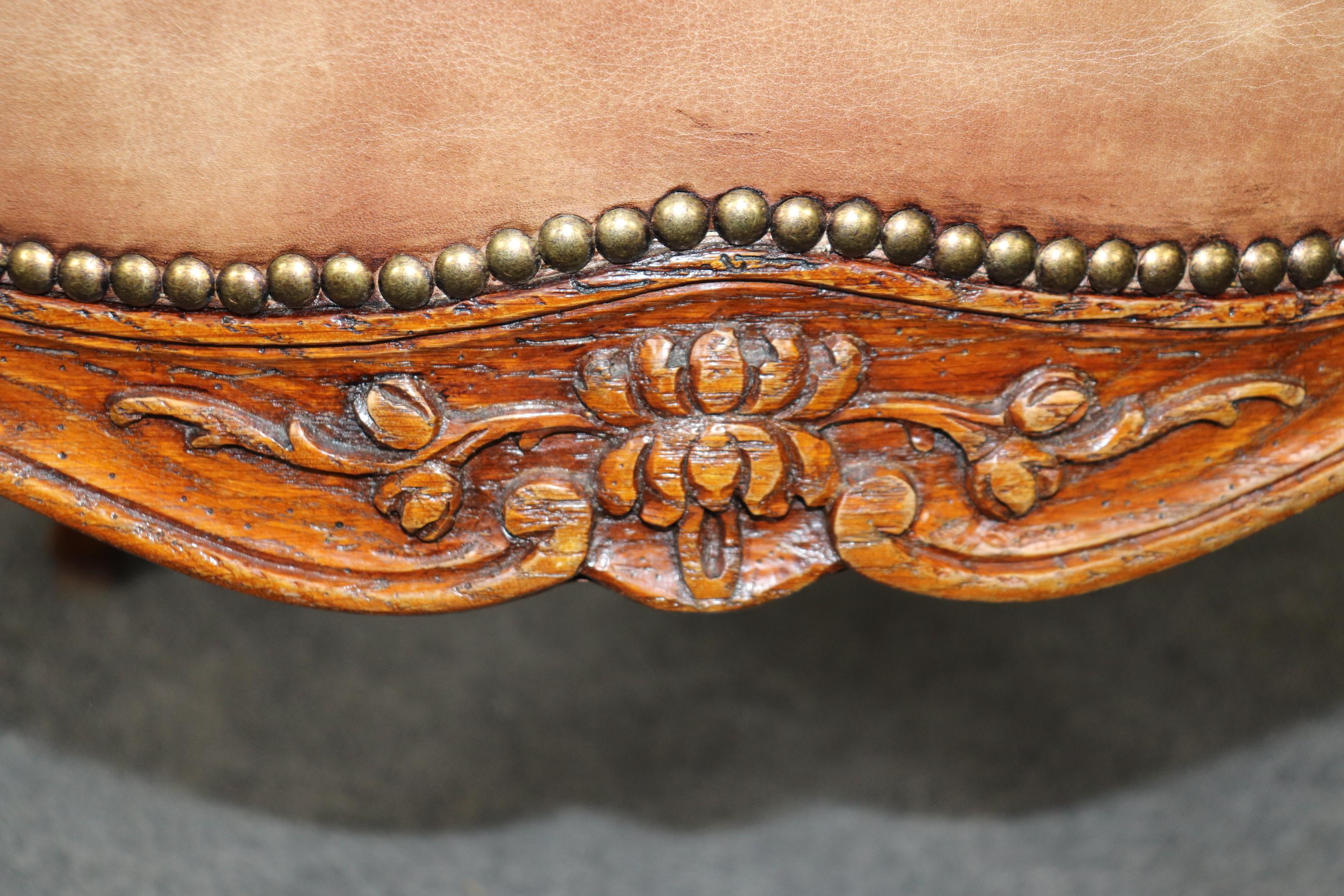 Fantastica coppia di poltrone in pelle vintage francese Luigi XV intagliata in Oak Circa 1920 in vendita 2