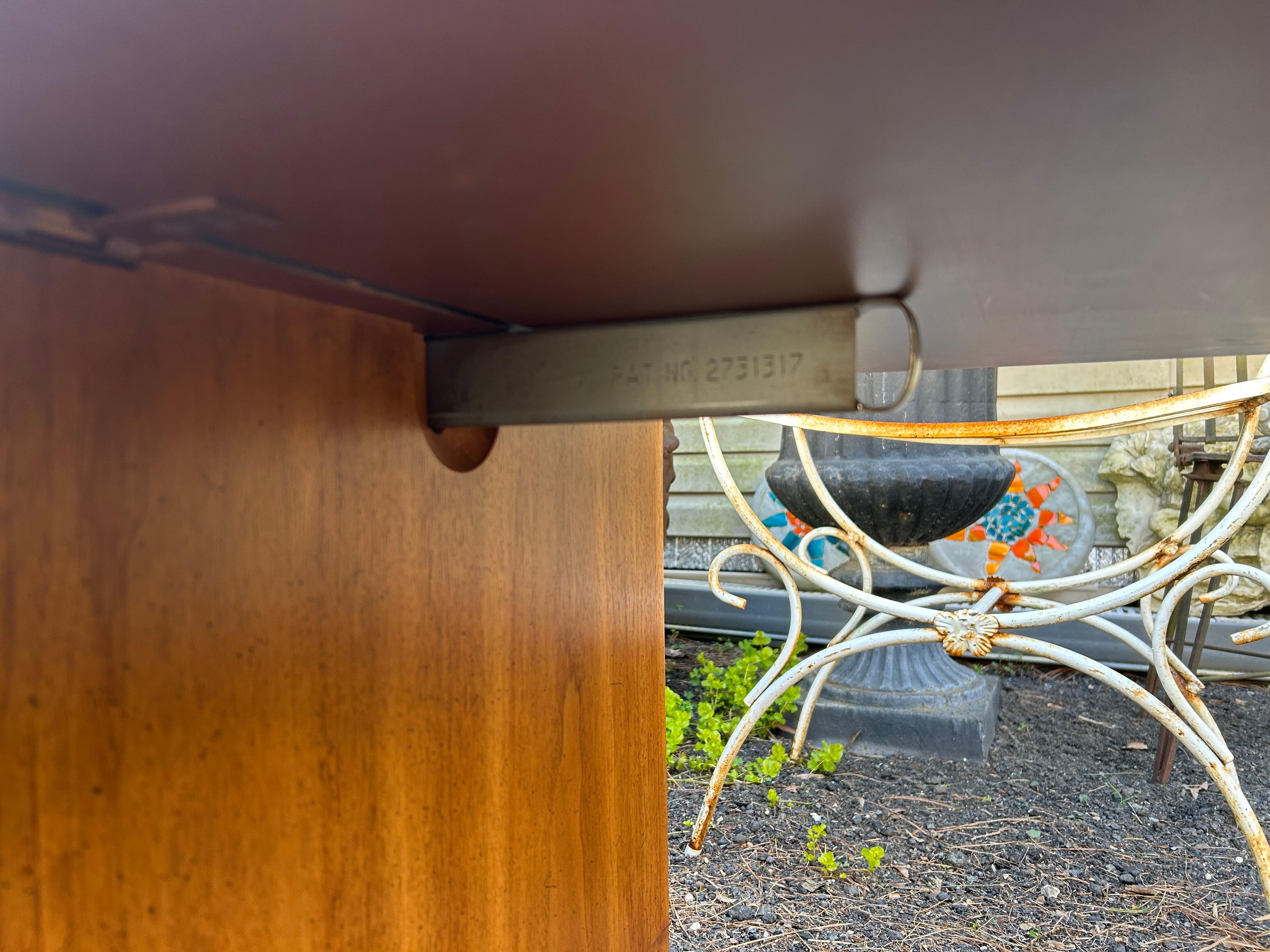 Fantastica coppia di tavolini Heritage Rolle in legno di radica con piano ribaltabile del Mid-Century Modern in vendita 3