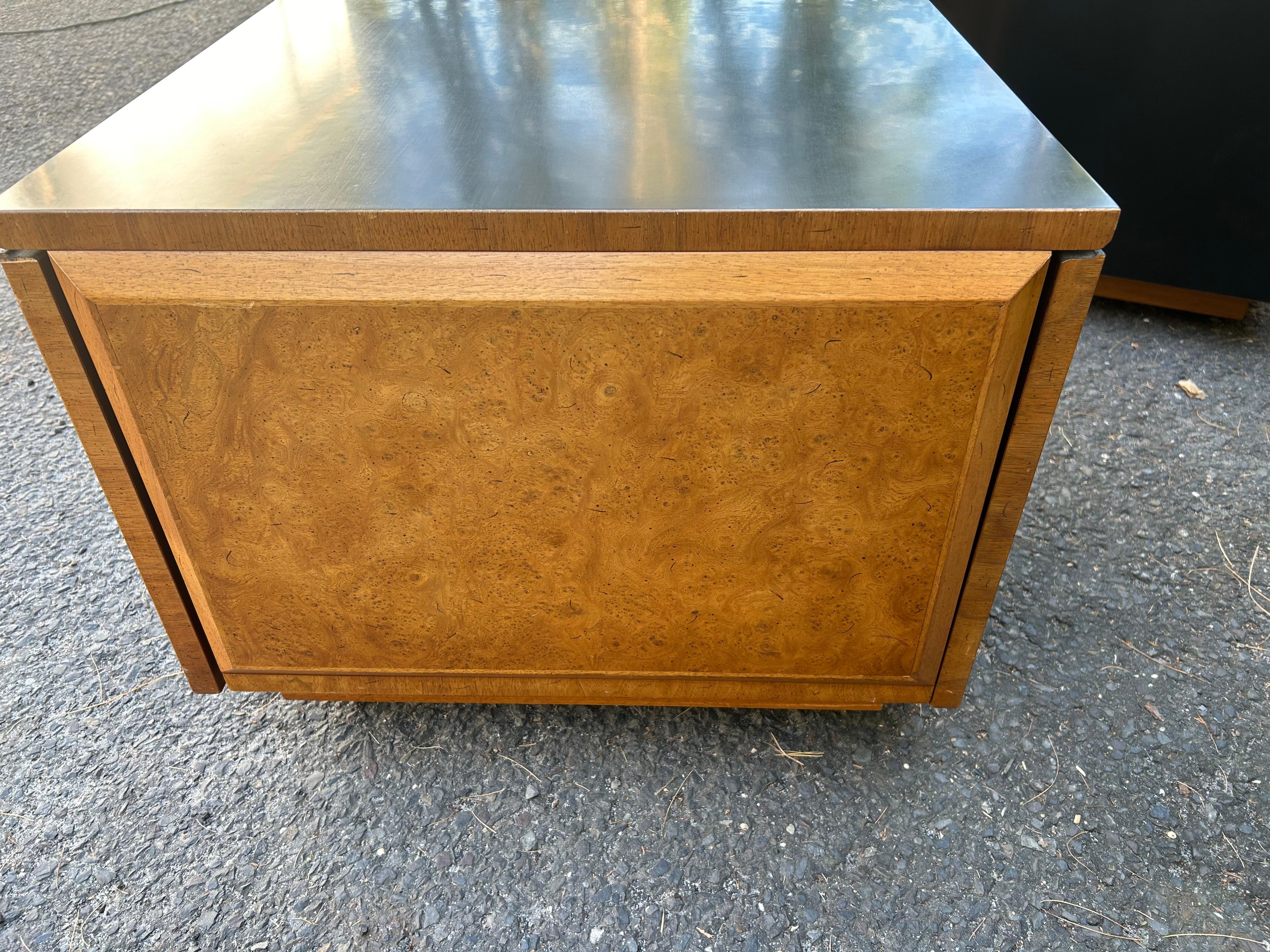 Fantastica coppia di tavolini Heritage Rolle in legno di radica con piano ribaltabile del Mid-Century Modern in vendita 4