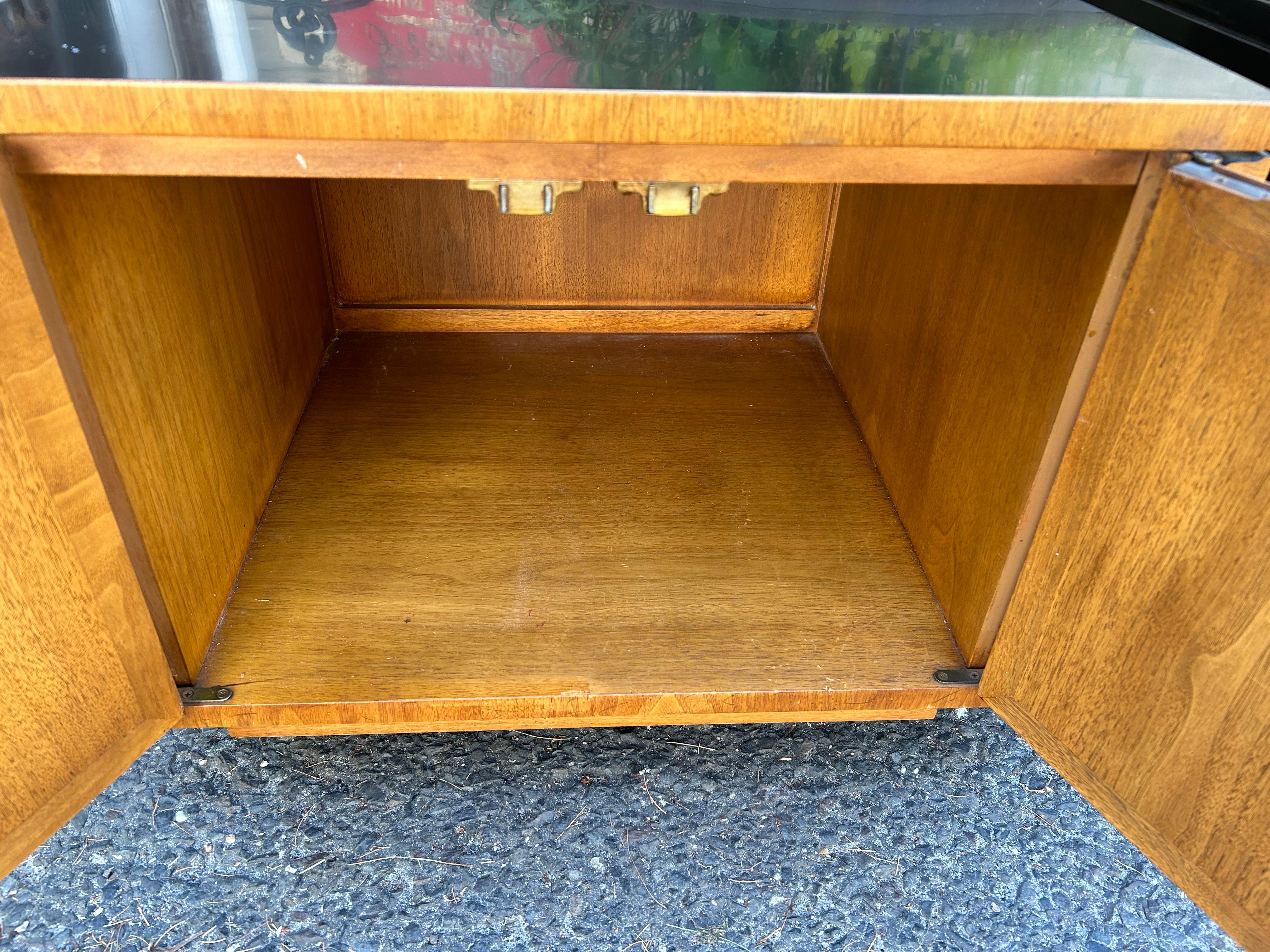 Fantastic Pair Burl Wood Heritage Rolling End Tables Flip Top Mid-Century Modern In Good Condition For Sale In Pemberton, NJ