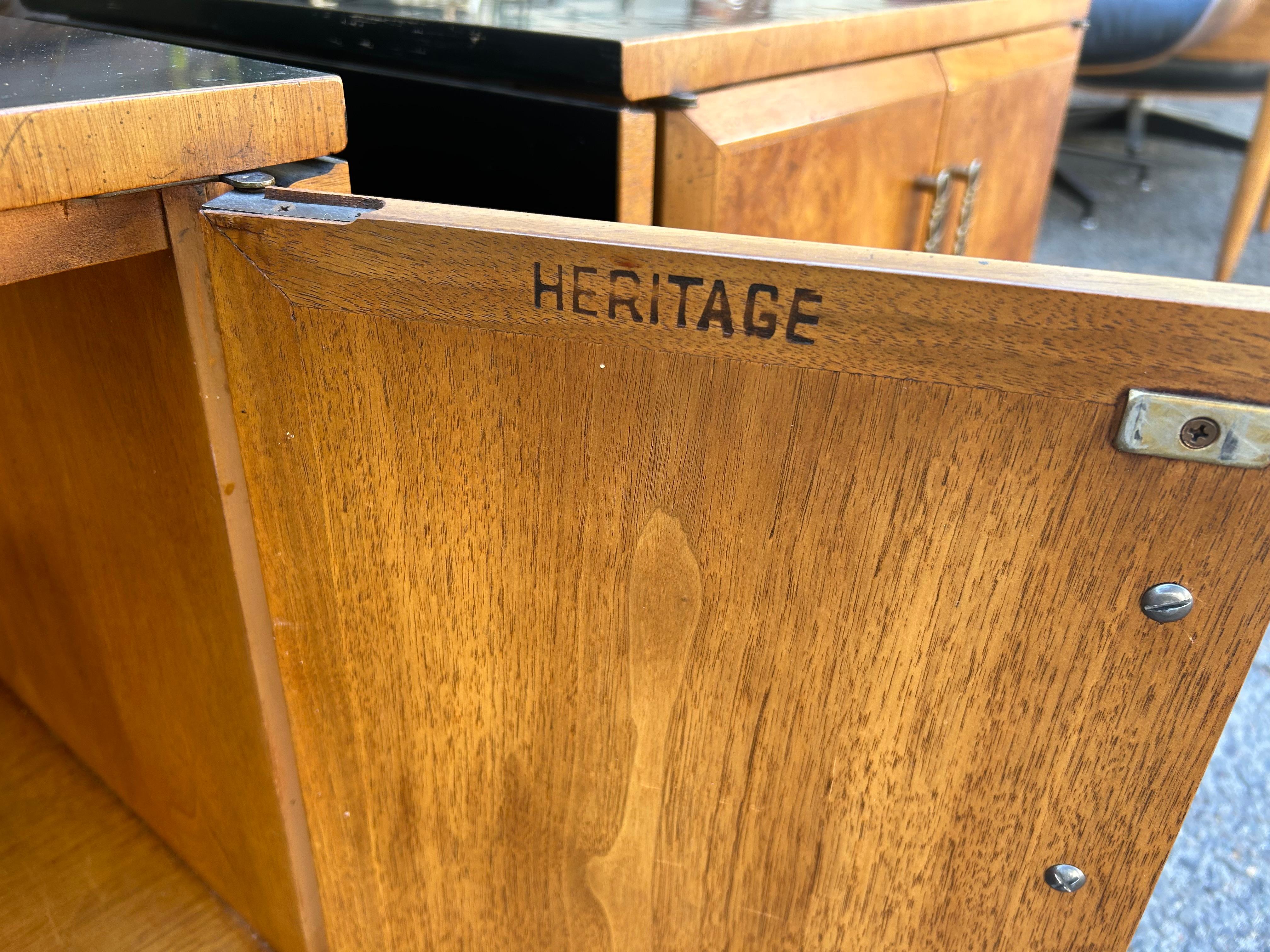 Fantastica coppia di tavolini Heritage Rolle in legno di radica con piano ribaltabile del Mid-Century Modern In condizioni buone in vendita a Pemberton, NJ