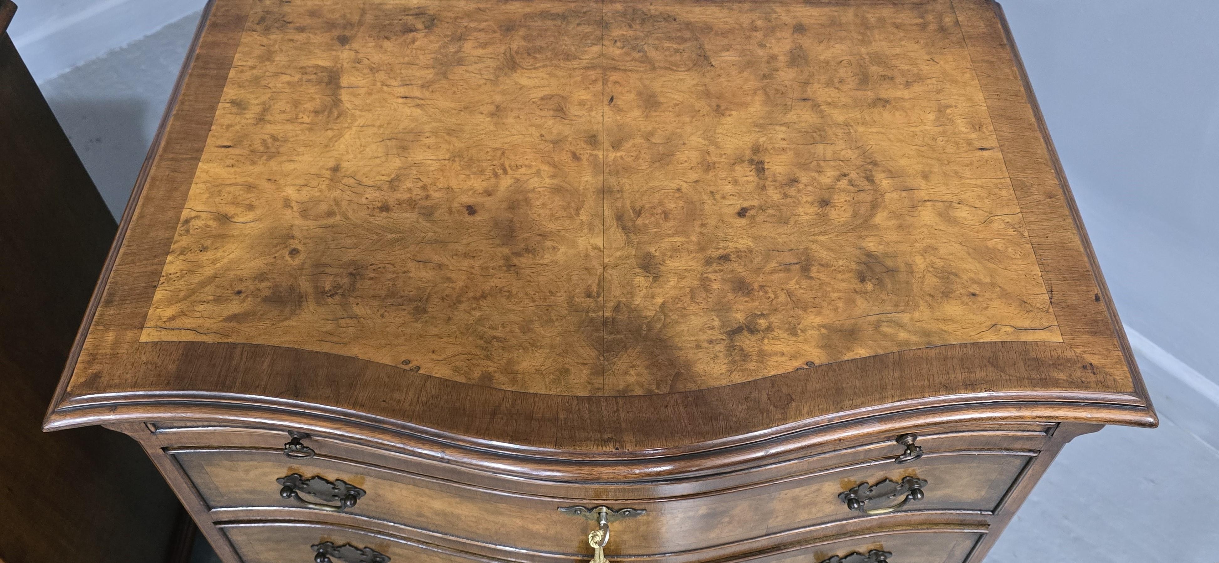 Fantastic Pair Burr Walnut Chests of Drawers In Good Condition For Sale In Swadlincote, GB