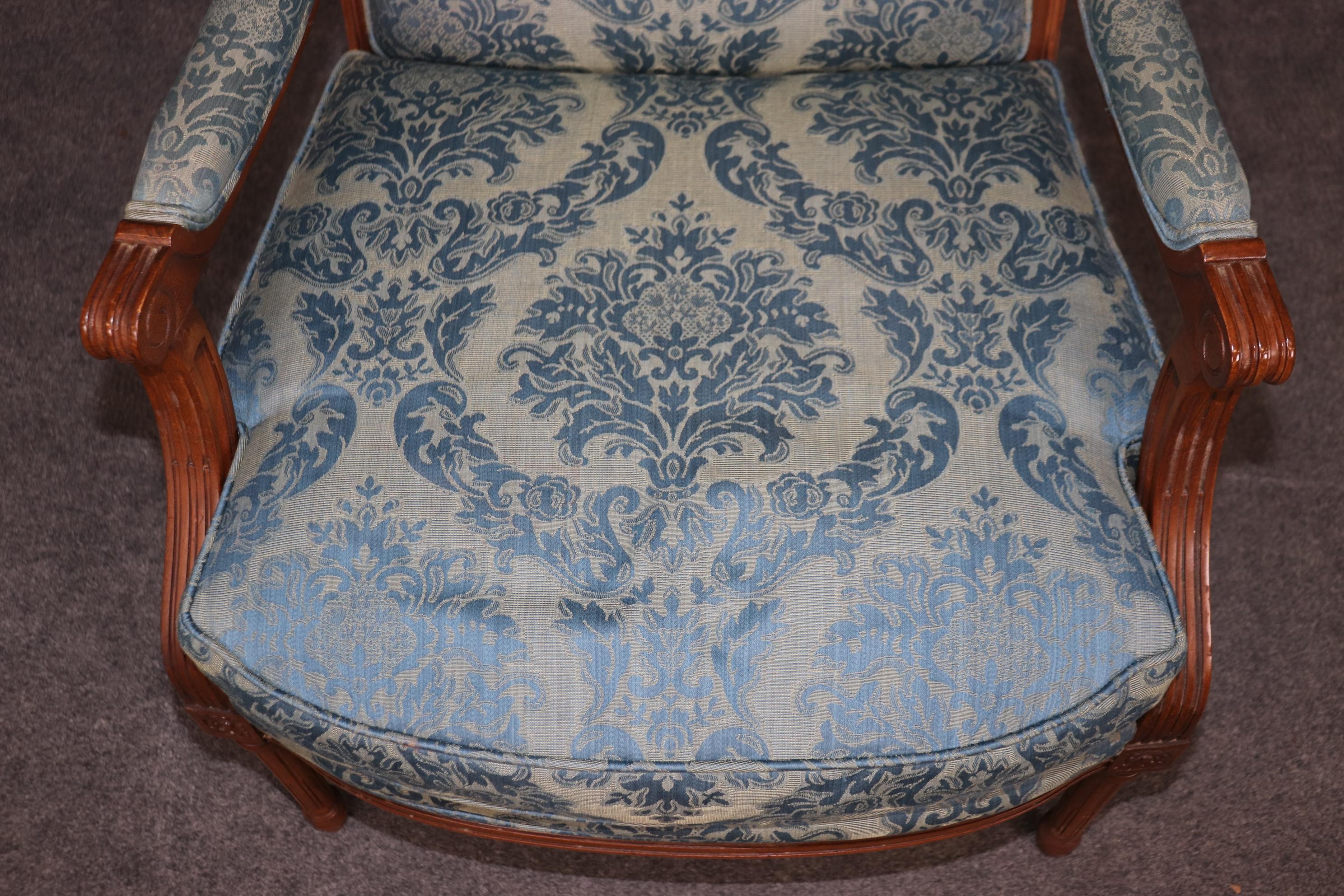 Fantastique paire de chaises de Bergère en noyer sculpté de style Louis XVI en vente 5