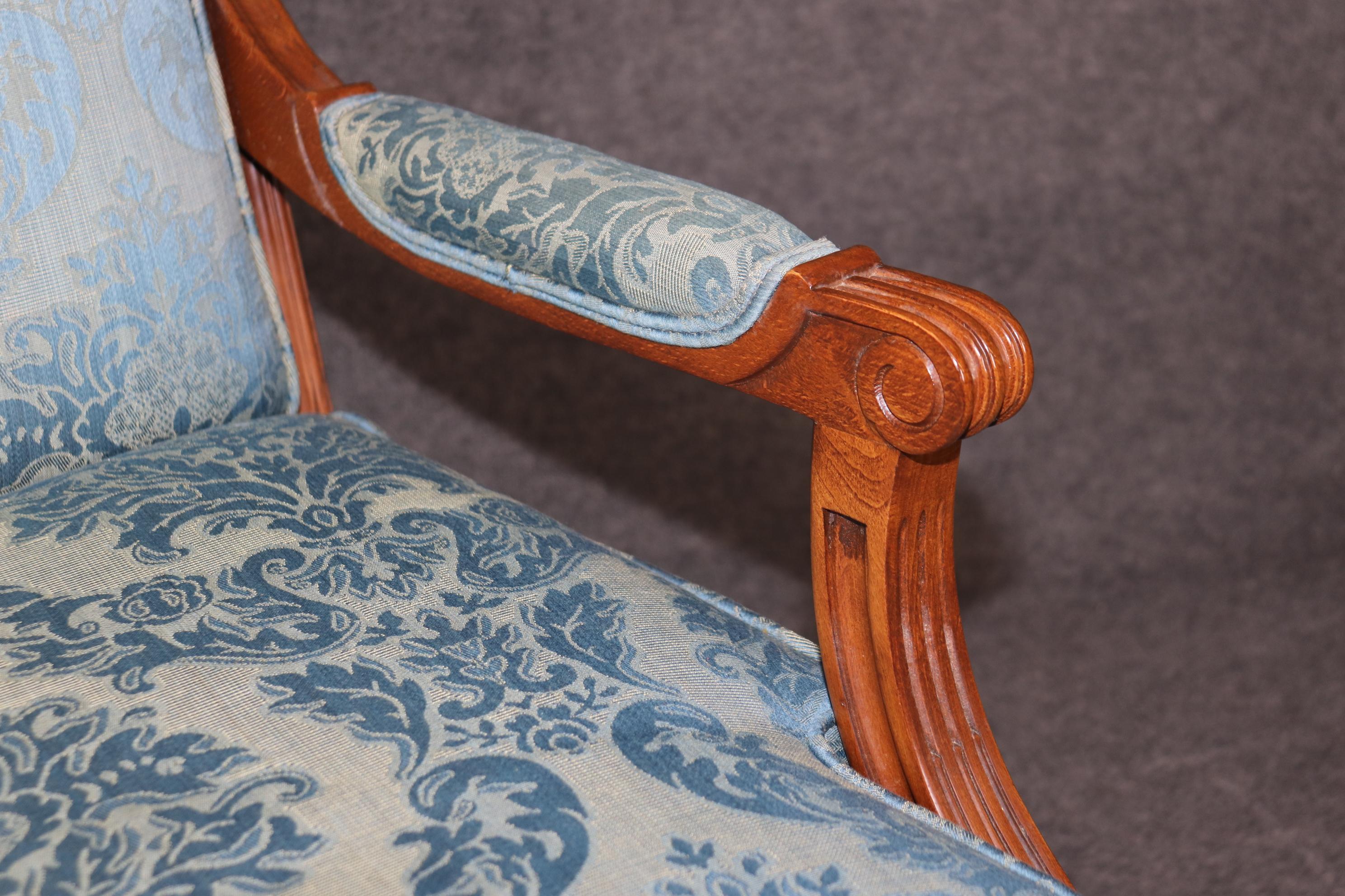 Fantastique paire de chaises de Bergère en noyer sculpté de style Louis XVI en vente 3