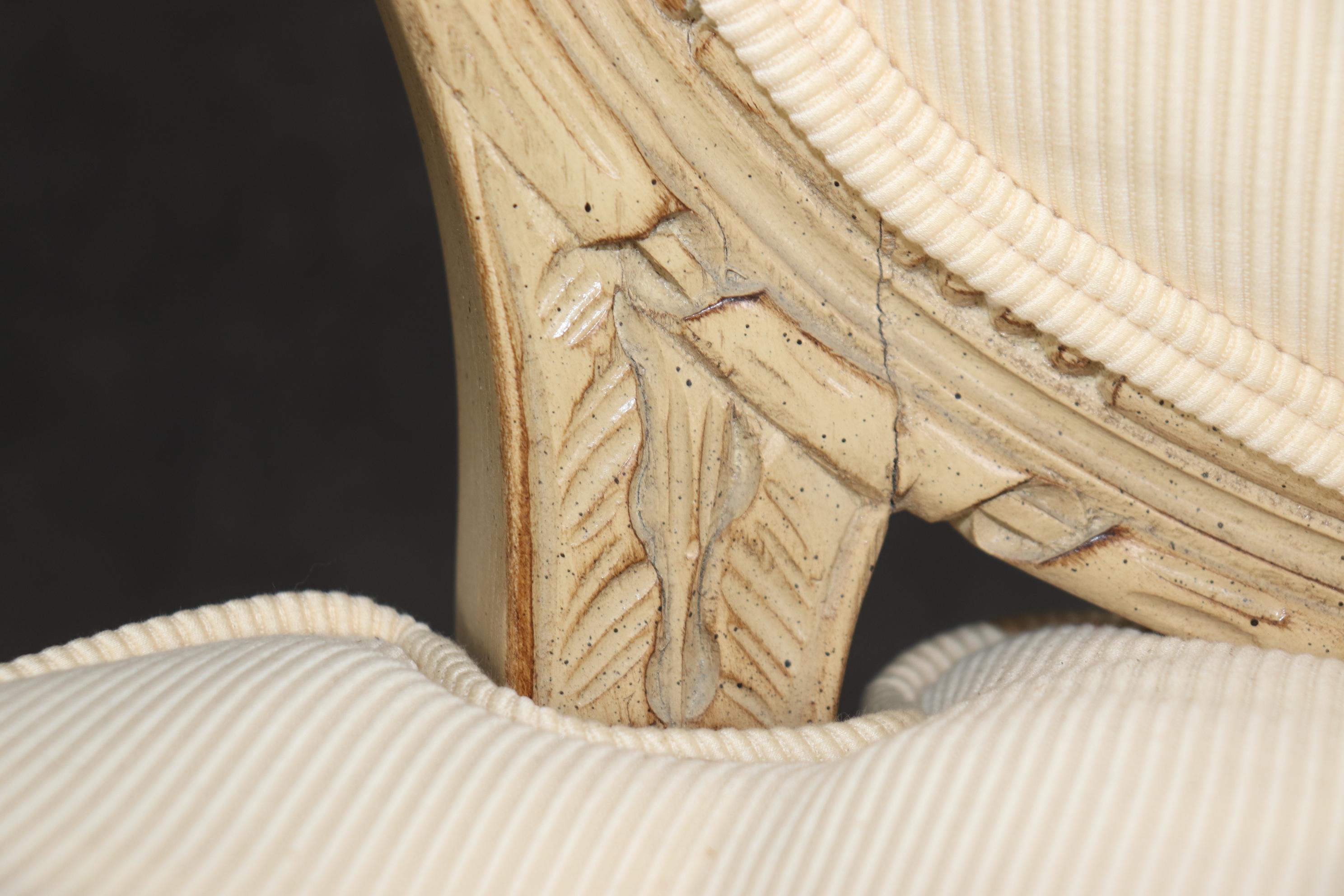 Fantastisches Paar Distressed Creme Painted Hand-Carved Französisch Louis XVI Sessel im Angebot 5