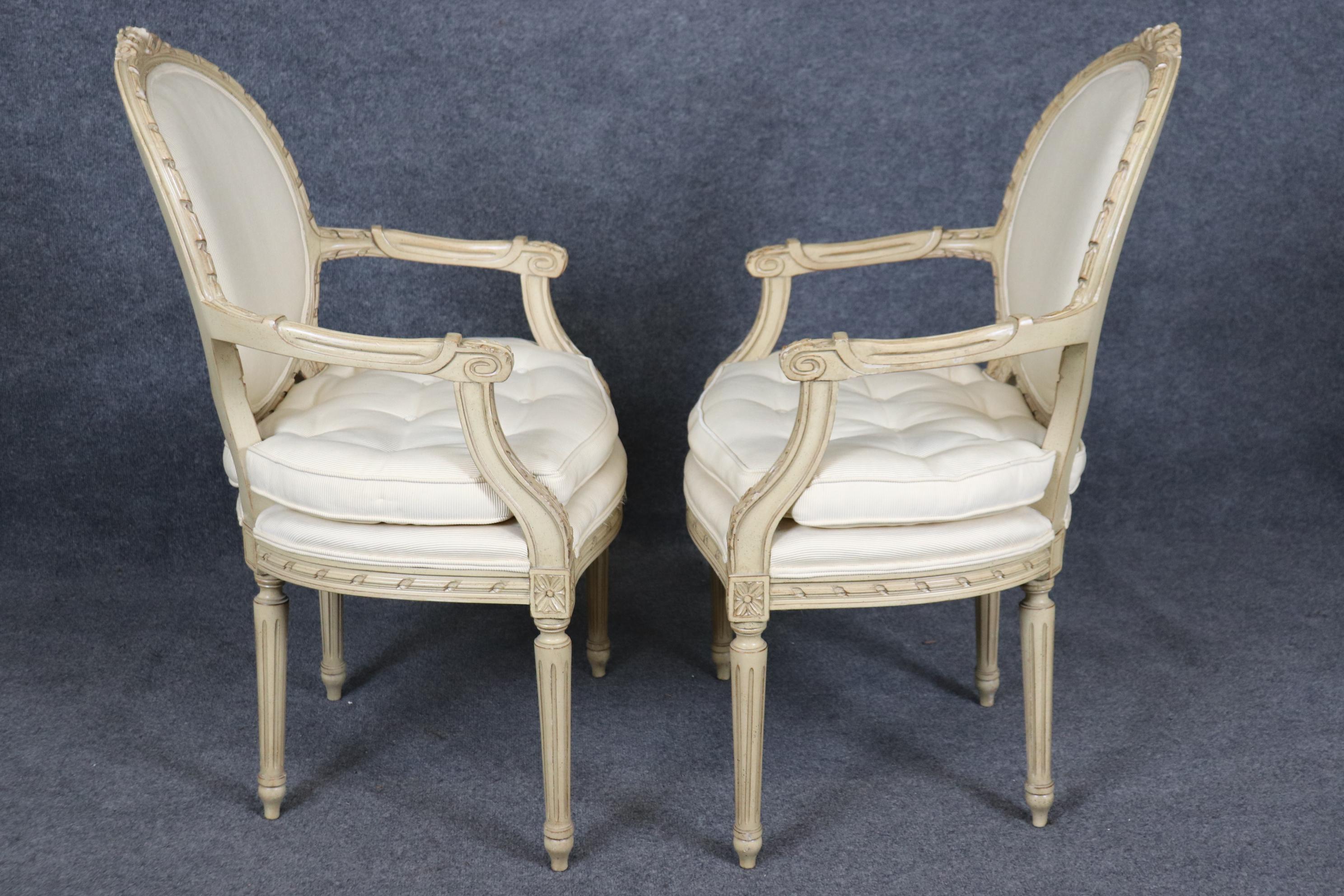 Milieu du XXe siècle Fantastique paire de fauteuils Louis XVI français peints en crème vieillie et sculptés à la main en vente