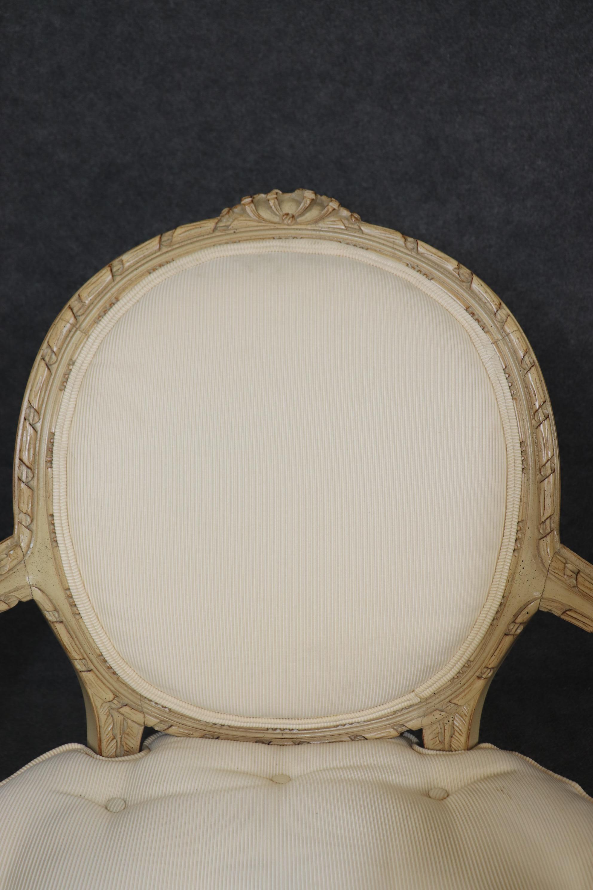 Fantástico par de sillones franceses Luis XVI pintados a mano y envejecidos en venta 3