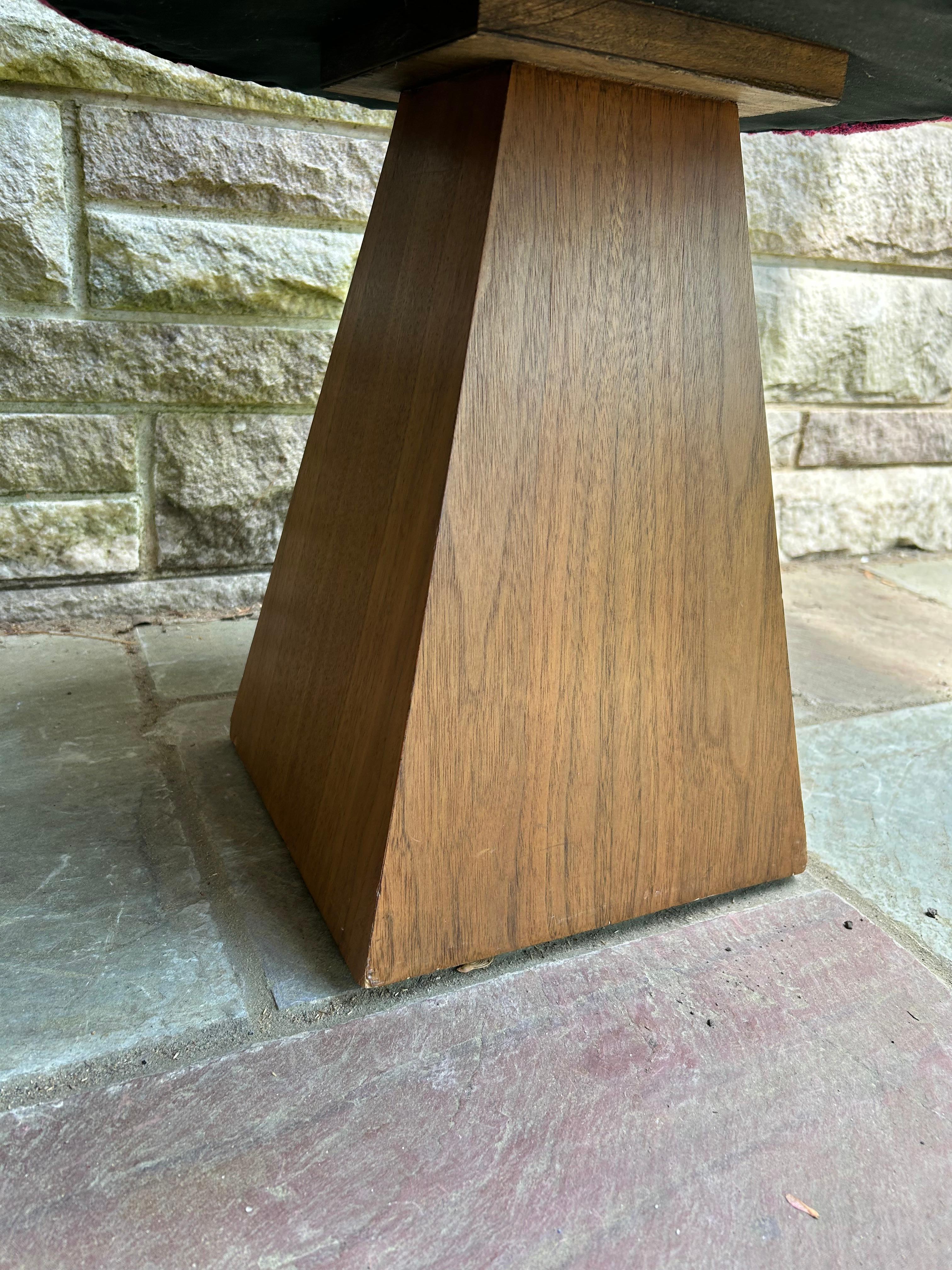 Fantastica coppia di sgabelli con base triangolare in noce in stile Harvey Probber  Metà secolo in vendita 4