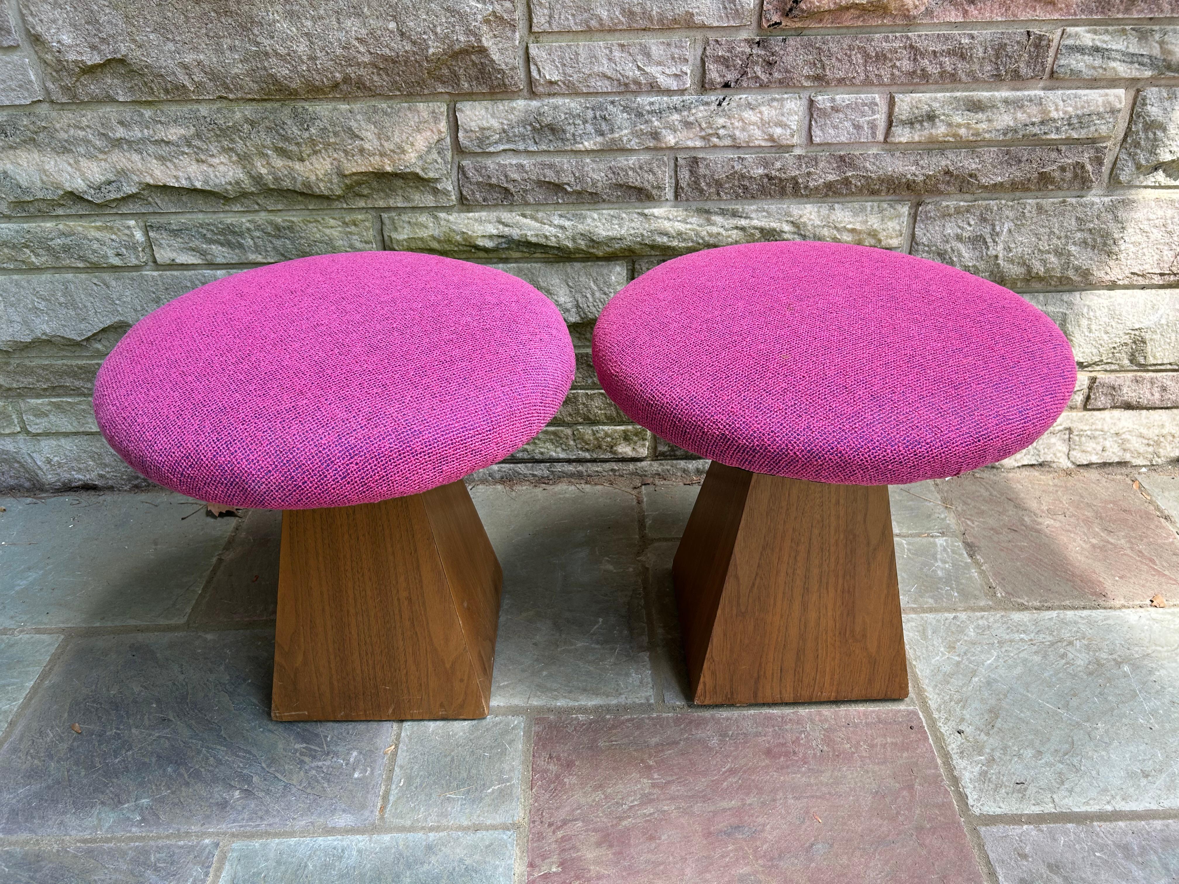 Fantastica coppia di sgabelli con base triangolare in noce in stile Harvey Probber  Metà secolo in vendita 5