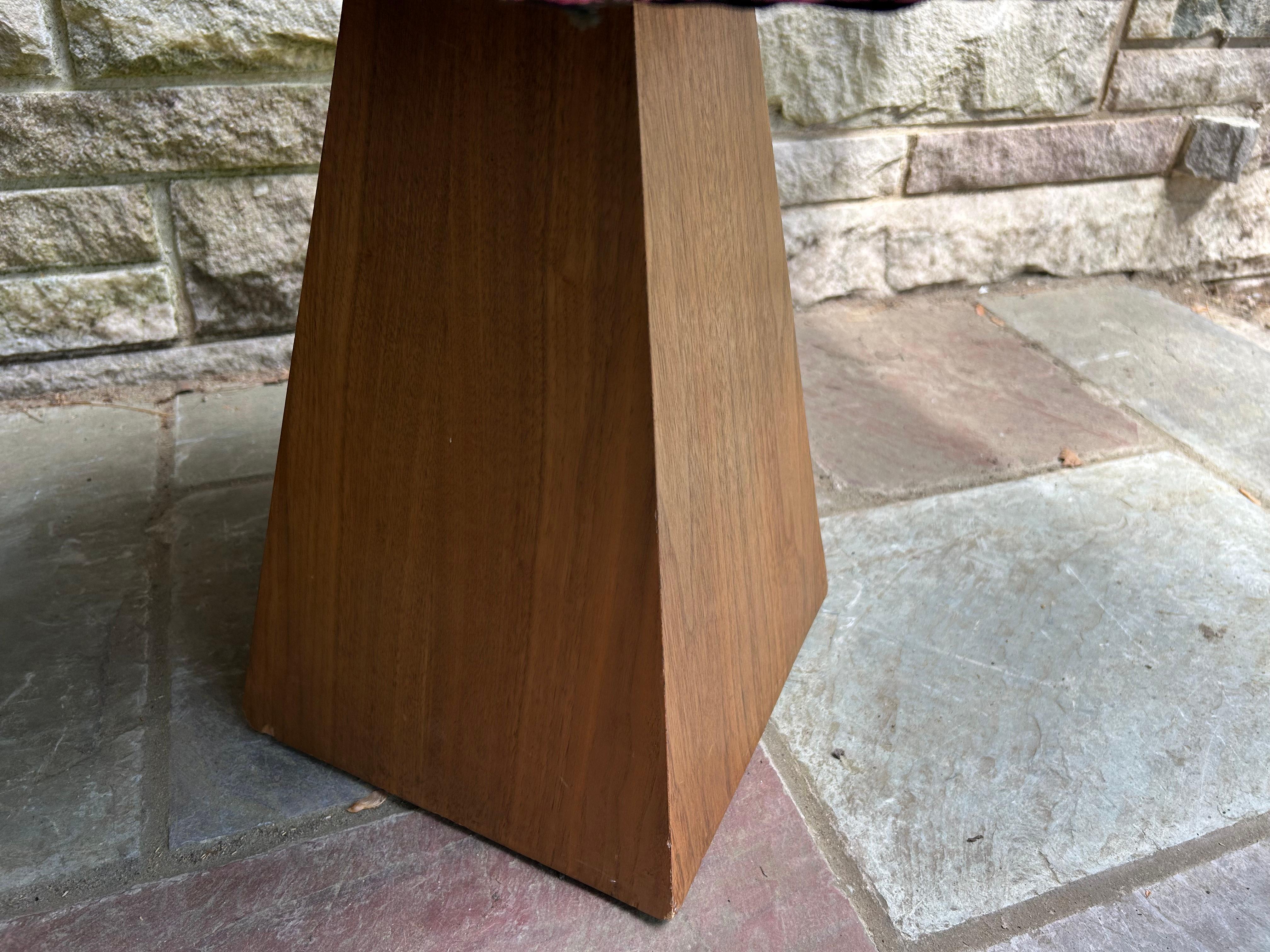Fantastica coppia di sgabelli con base triangolare in noce in stile Harvey Probber  Metà secolo in vendita 7