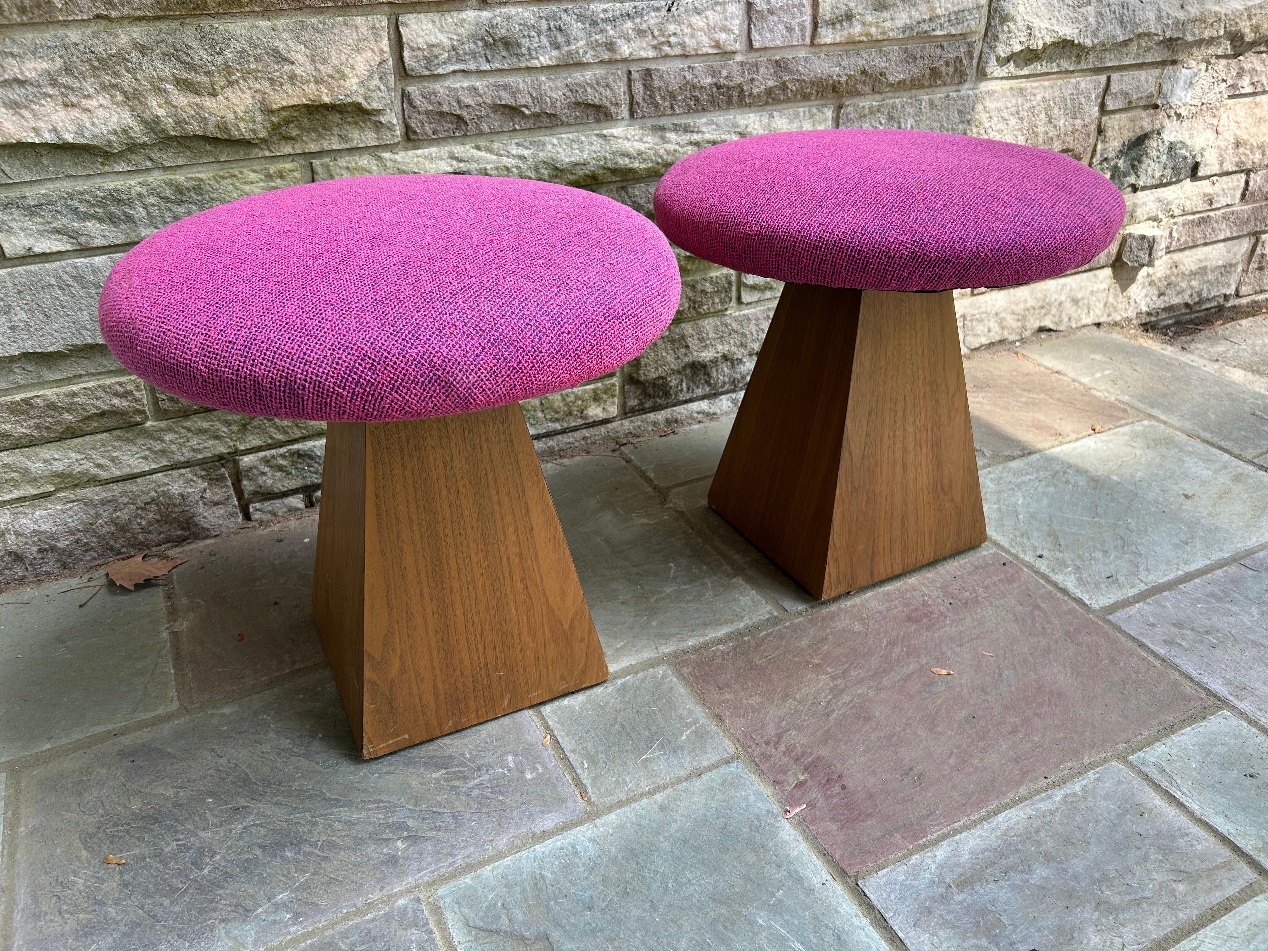 Fantastica coppia di sgabelli con base in noce a piramide in stile Harvey Probber.  Conservano il loro tessuto originale in lana viola in ottime condizioni vintage.  Misura 17,5
