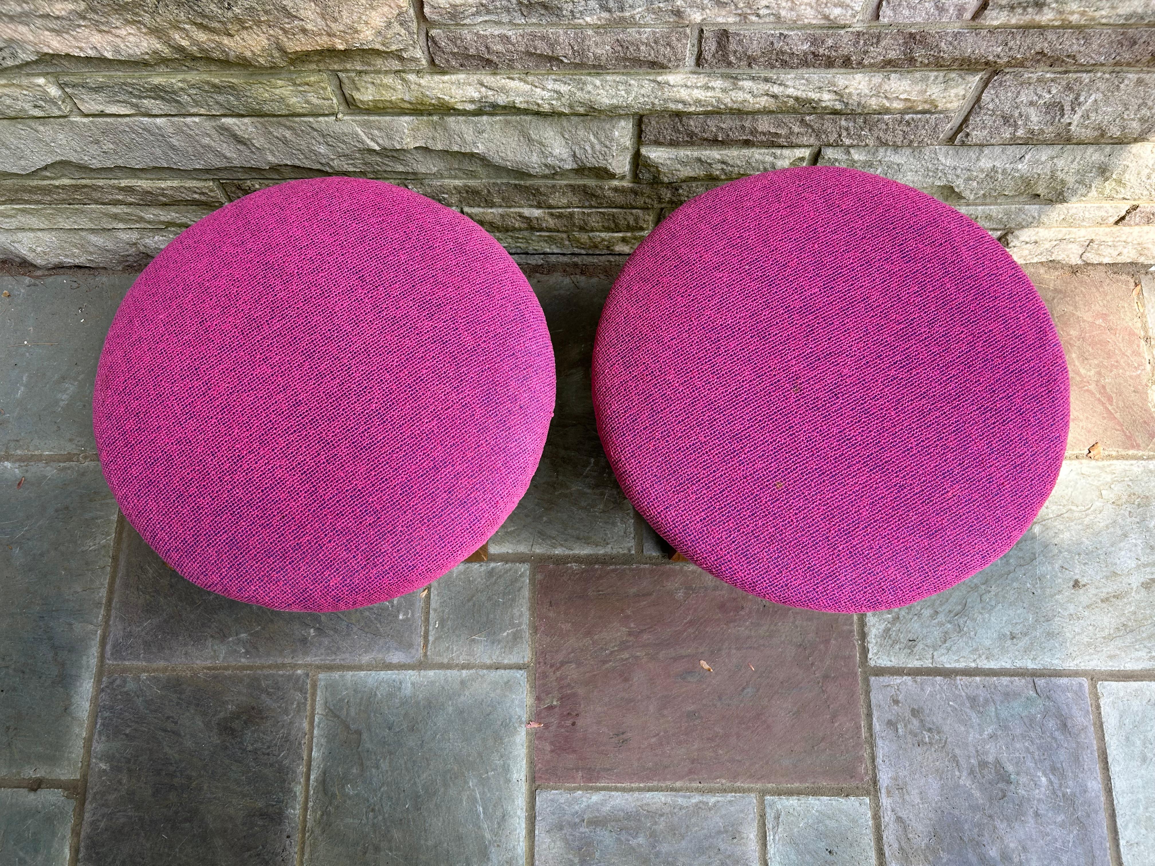Mid-Century moderno Fantastica coppia di sgabelli con base triangolare in noce in stile Harvey Probber  Metà secolo in vendita