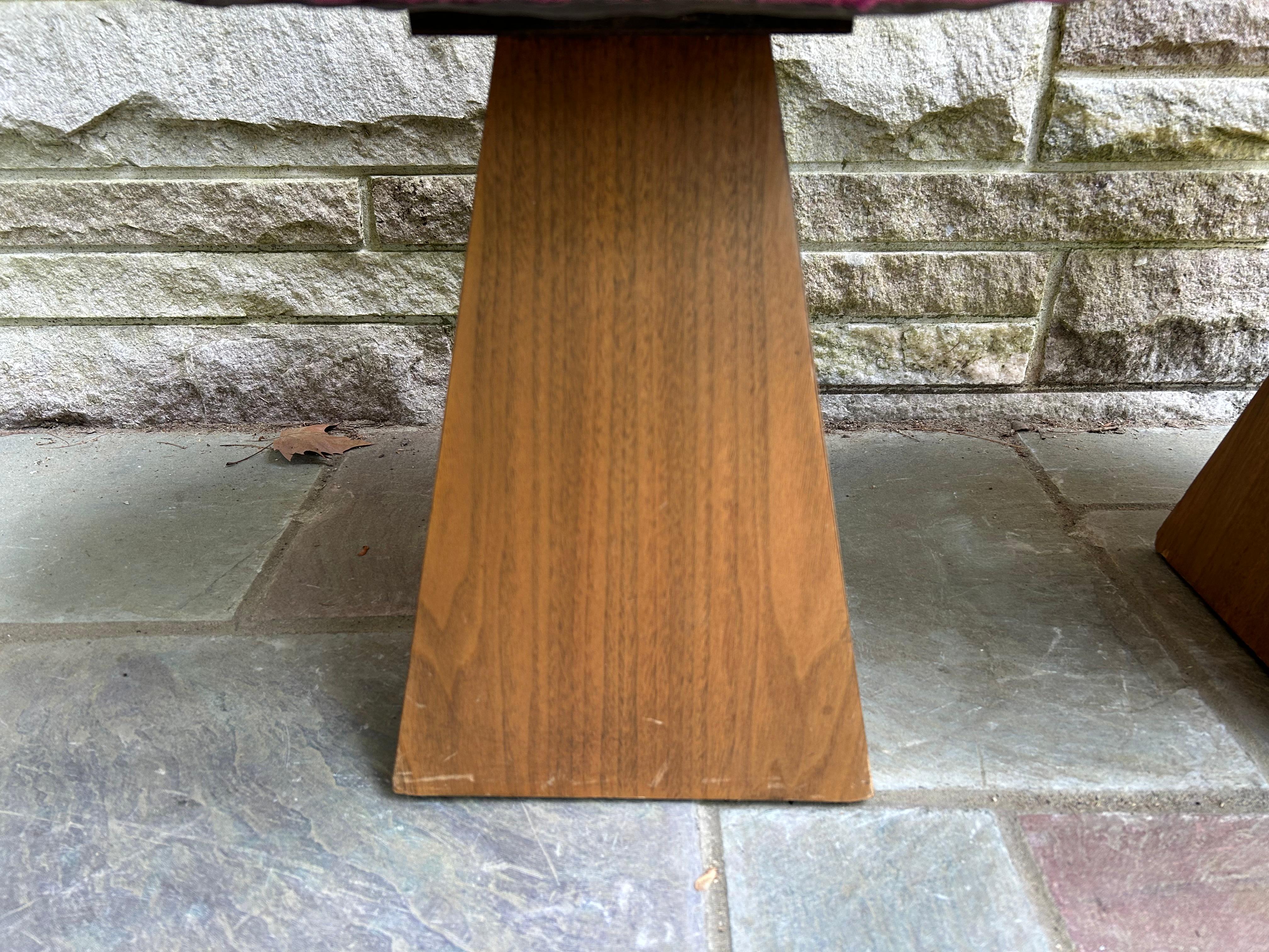 Americano Fantastica coppia di sgabelli con base triangolare in noce in stile Harvey Probber  Metà secolo in vendita