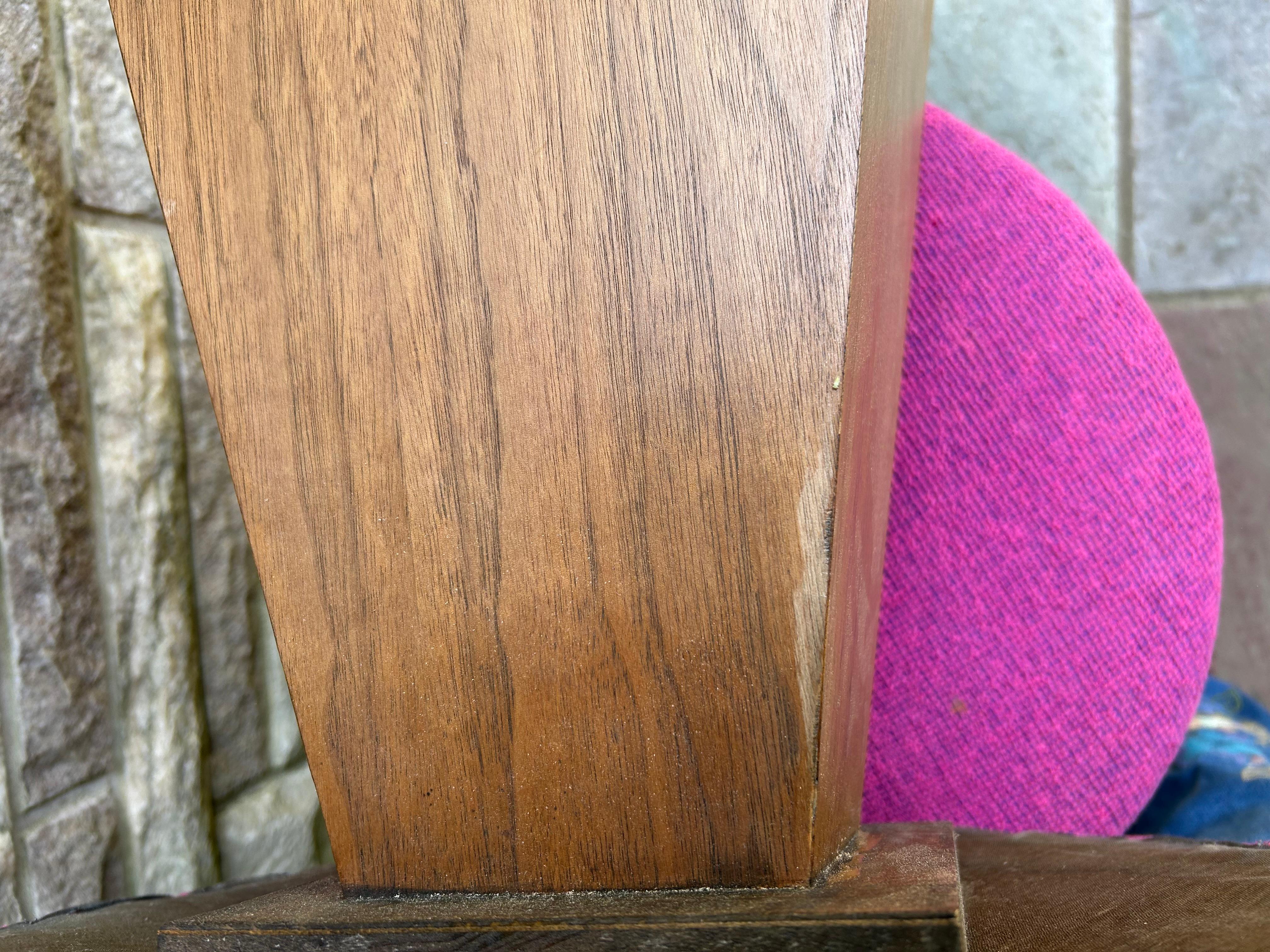 Fantastica coppia di sgabelli con base triangolare in noce in stile Harvey Probber  Metà secolo In condizioni buone in vendita a Pemberton, NJ