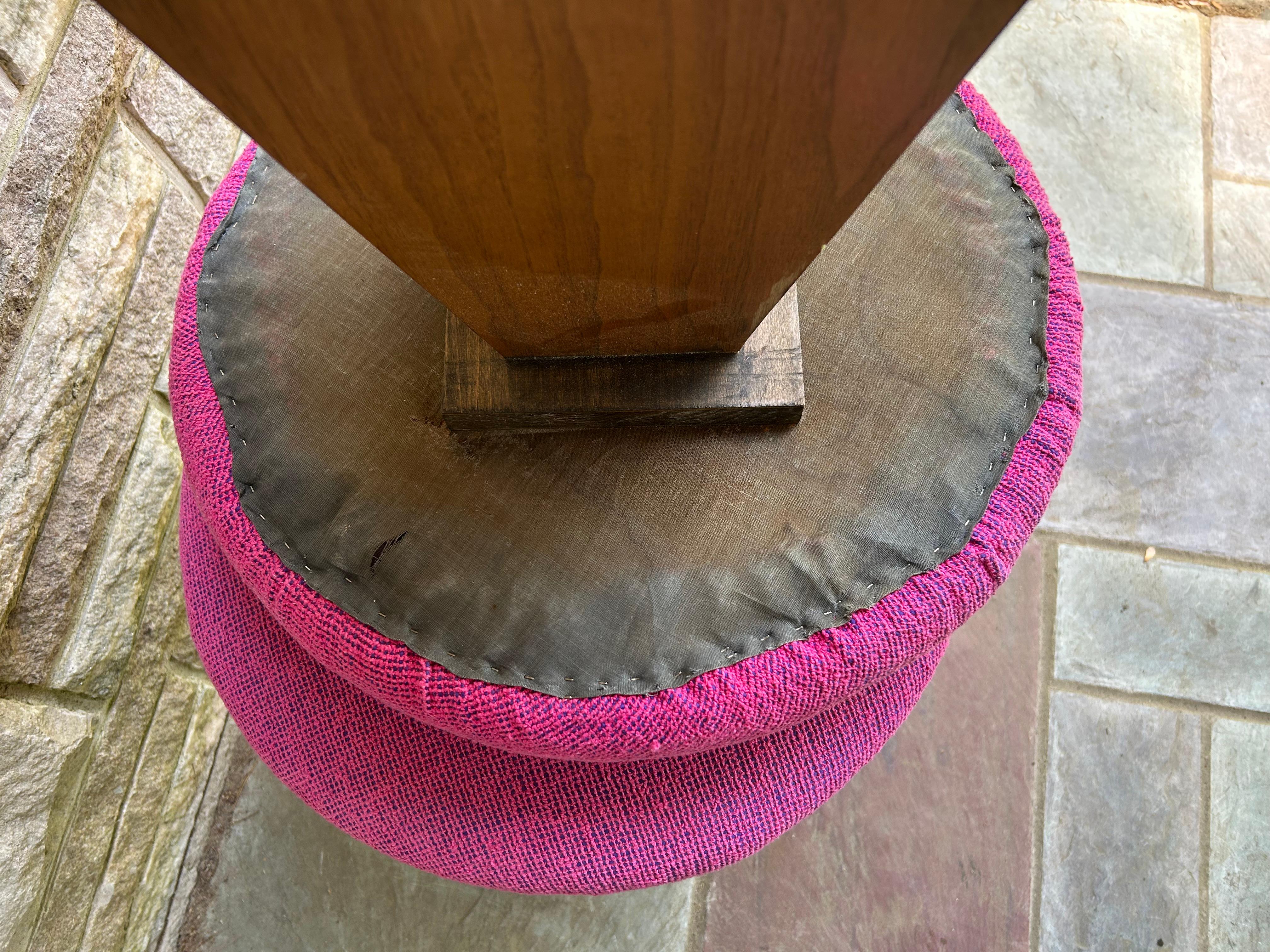 Tappezzeria Fantastica coppia di sgabelli con base triangolare in noce in stile Harvey Probber  Metà secolo in vendita