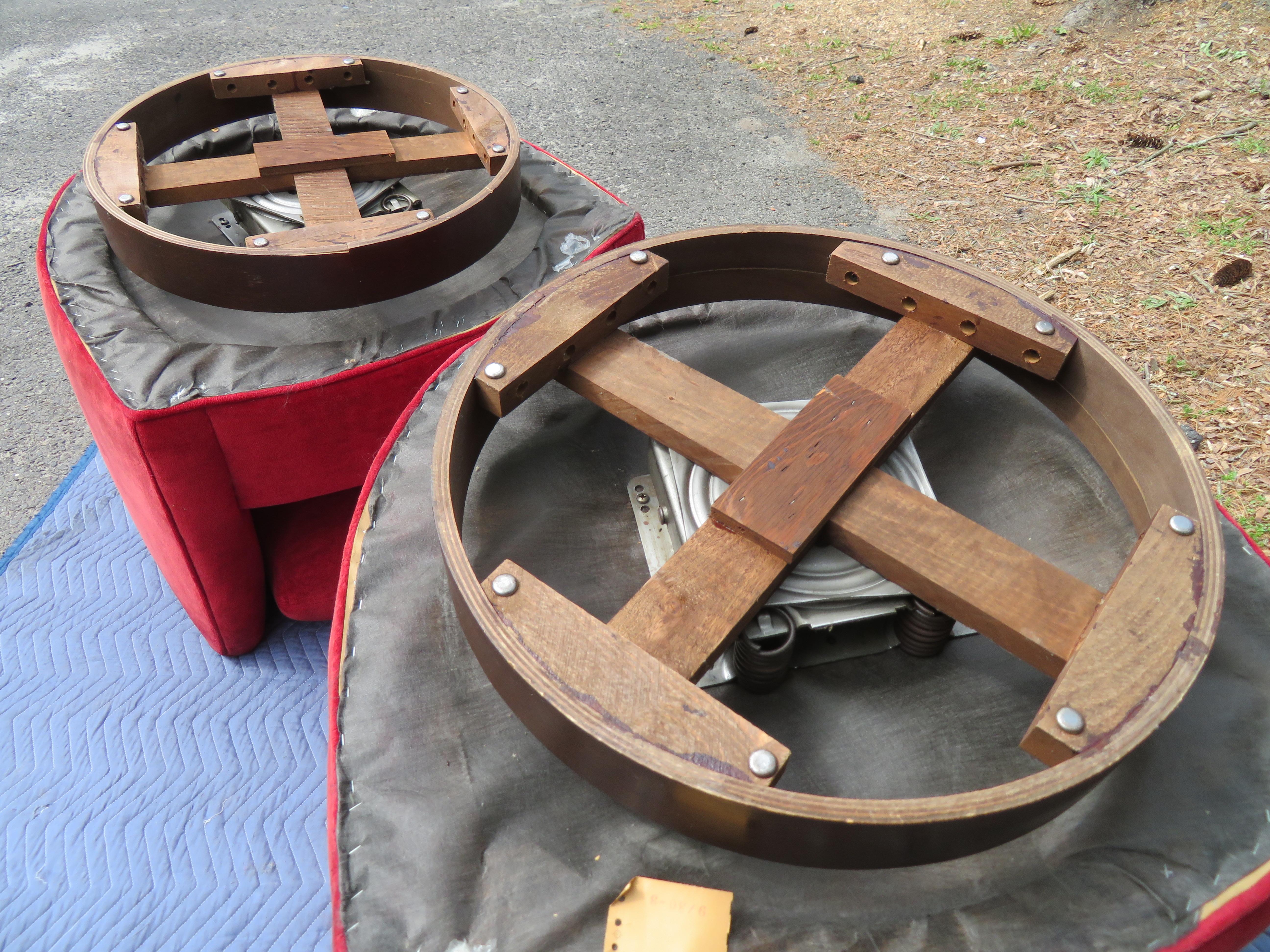 Fantastic Pair Milo Baughman Style Swivel Rocker Barrel Back Lounge Chairs Selig In Good Condition In Pemberton, NJ