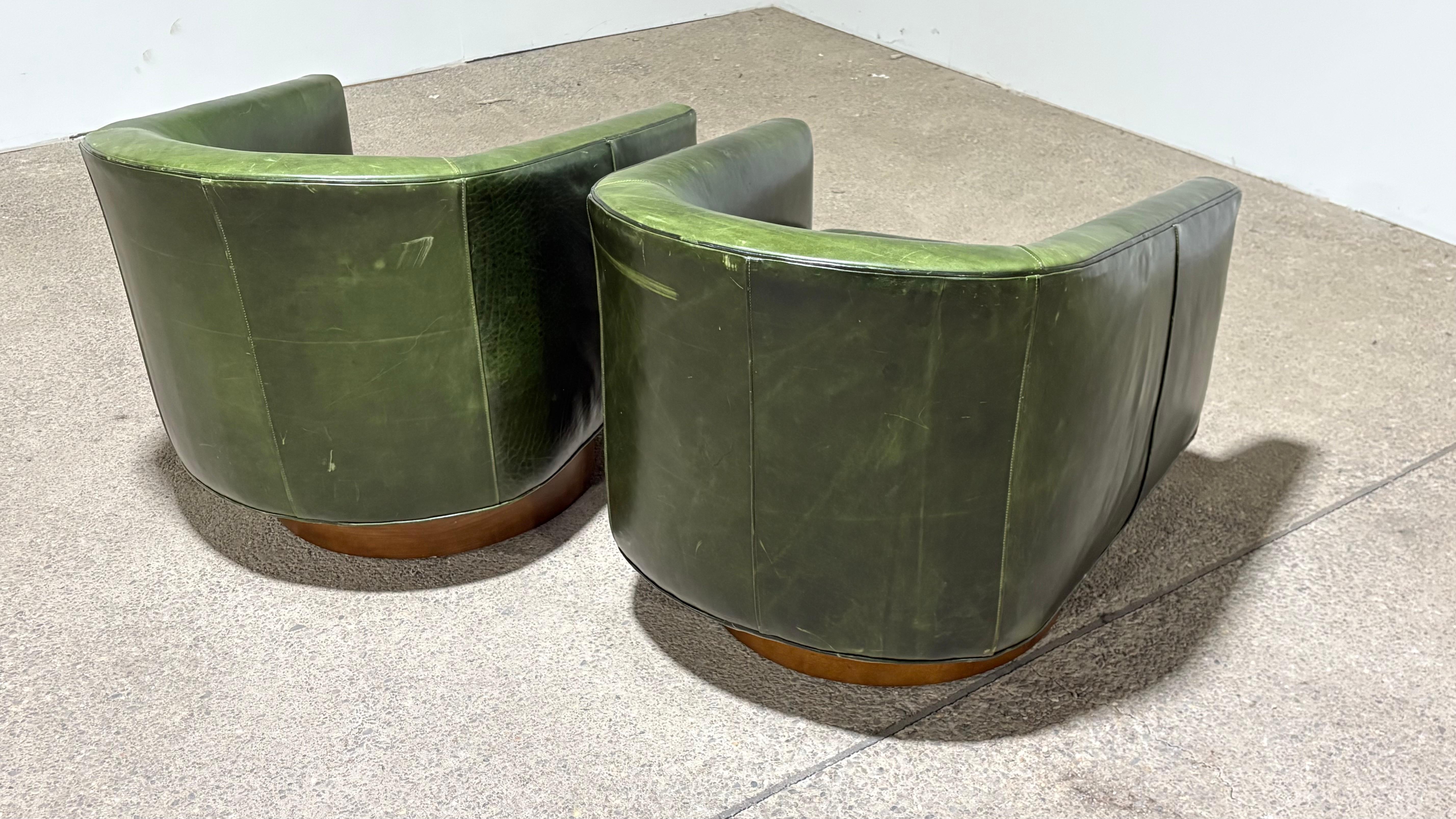 Paar luxuriöse grüne Lederdrehstühle mit geschmackvoller Alterung auf Nussbaumsockel.

Der in North Carolina handgefertigte Lederdrehstuhl 