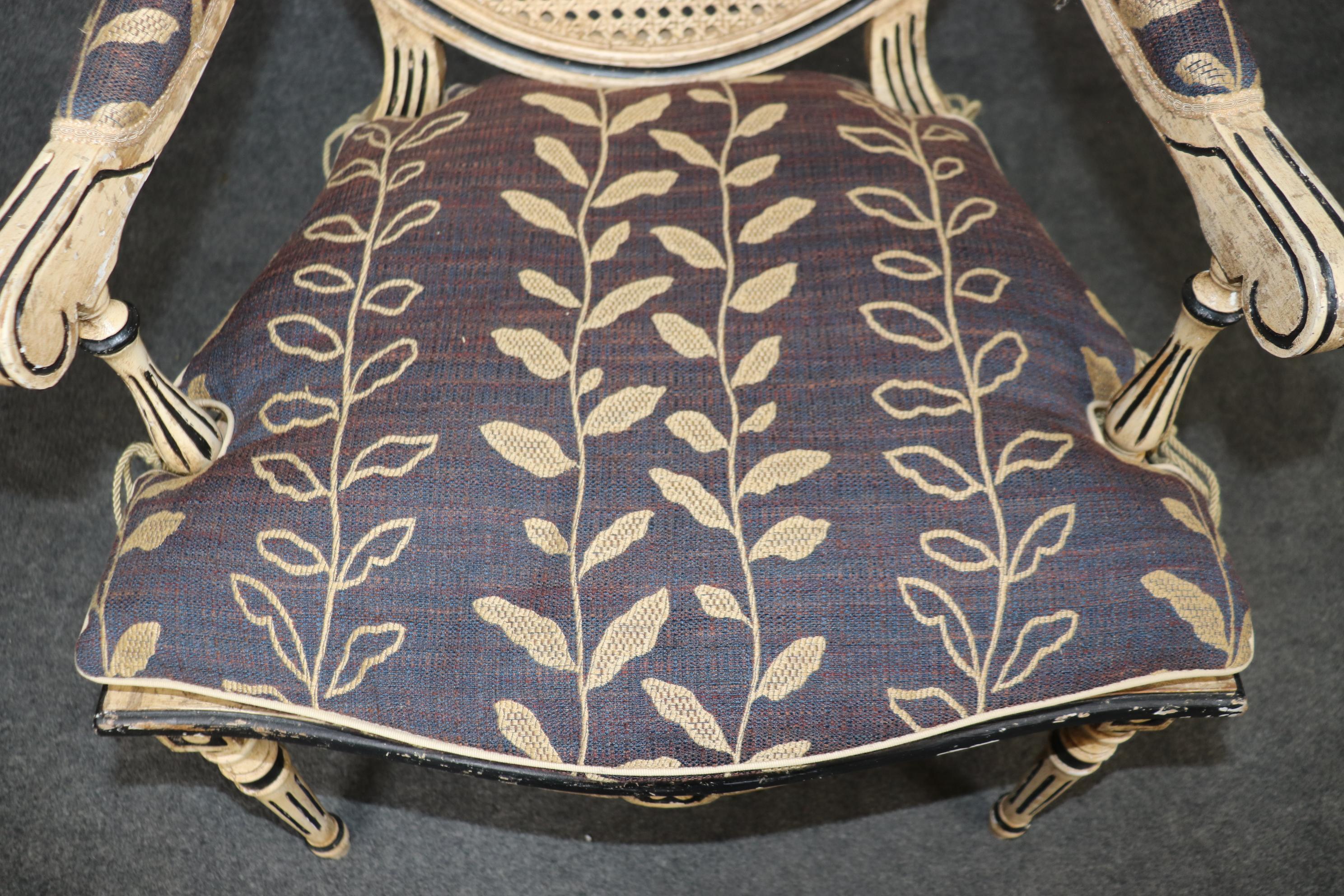 Fantastisches Paar schwarzer und cremefarbener Sessel im Louis-XVI-Stil mit Verzierungen im Angebot 5