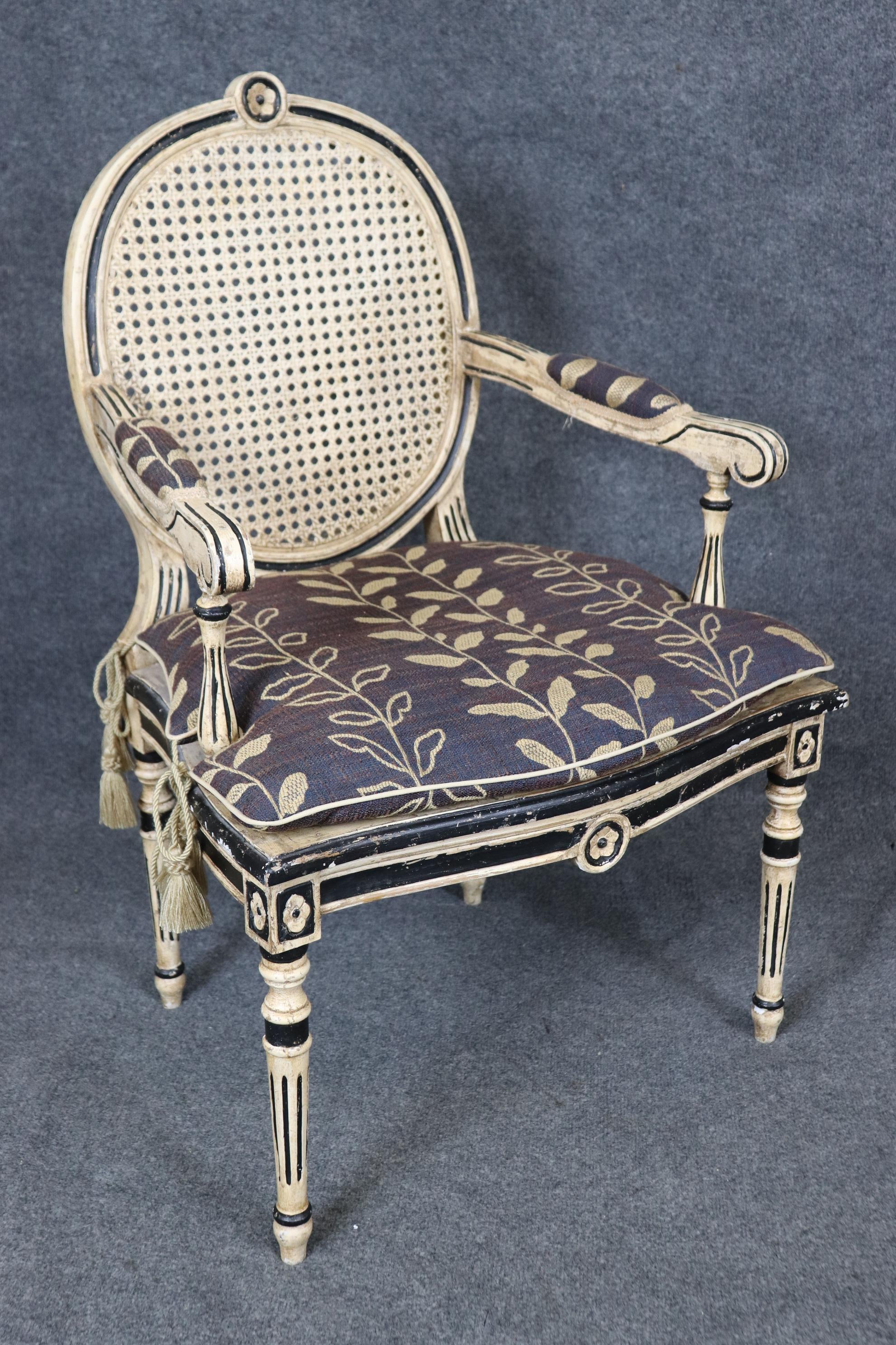 Dies ist ein hervorragend bemaltes Paar schwarzer und cremefarbener oder cremefarbener Sessel. Die Stühle sind französisch und im Louis XVI-Stil gehalten. Sie haben eine wunderschöne Rückenlehne aus Schilfrohr, Sitzrahmen, geflochtene Seidenquasten