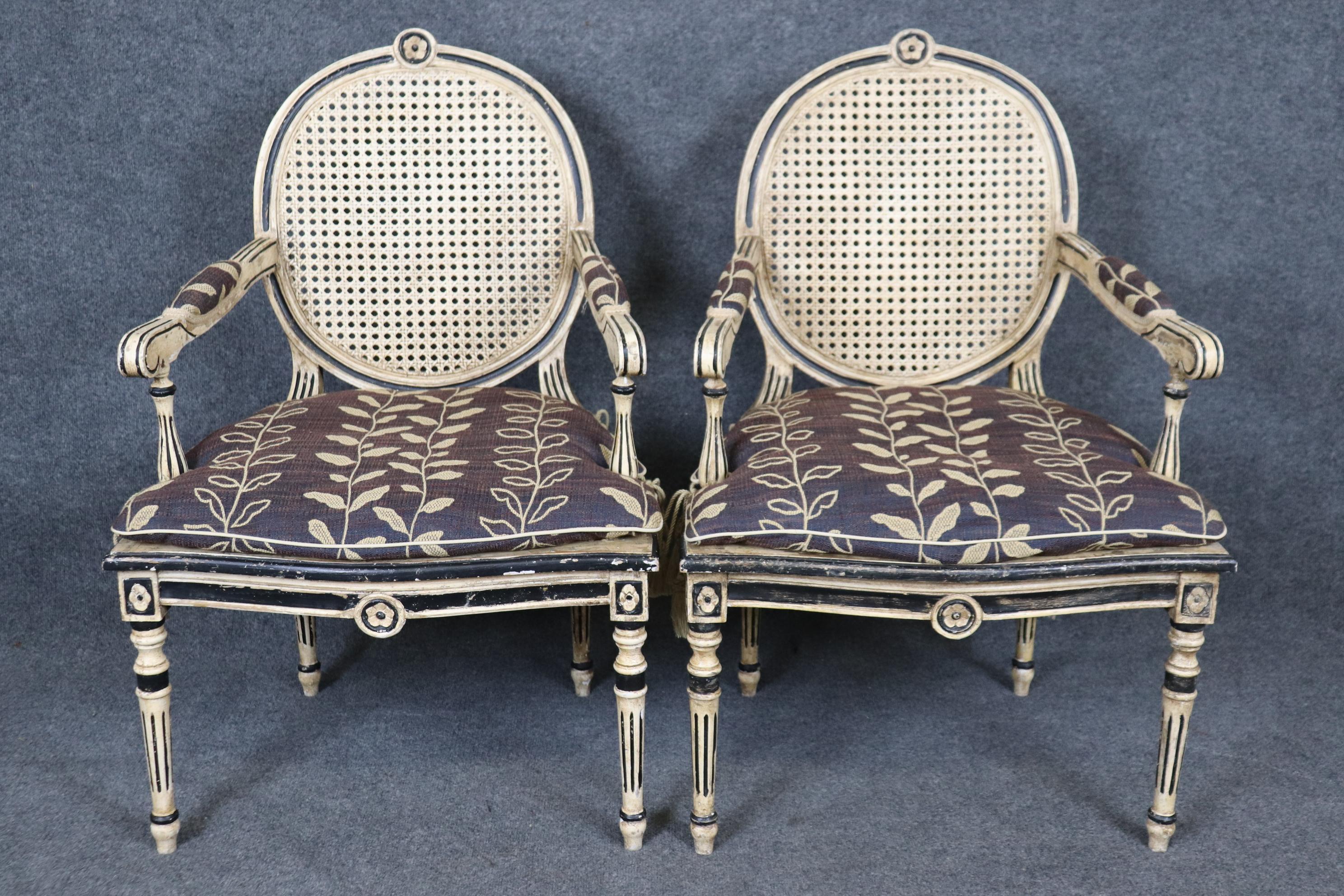 Fantastisches Paar schwarzer und cremefarbener Sessel im Louis-XVI-Stil mit Verzierungen (Louis XVI.) im Angebot