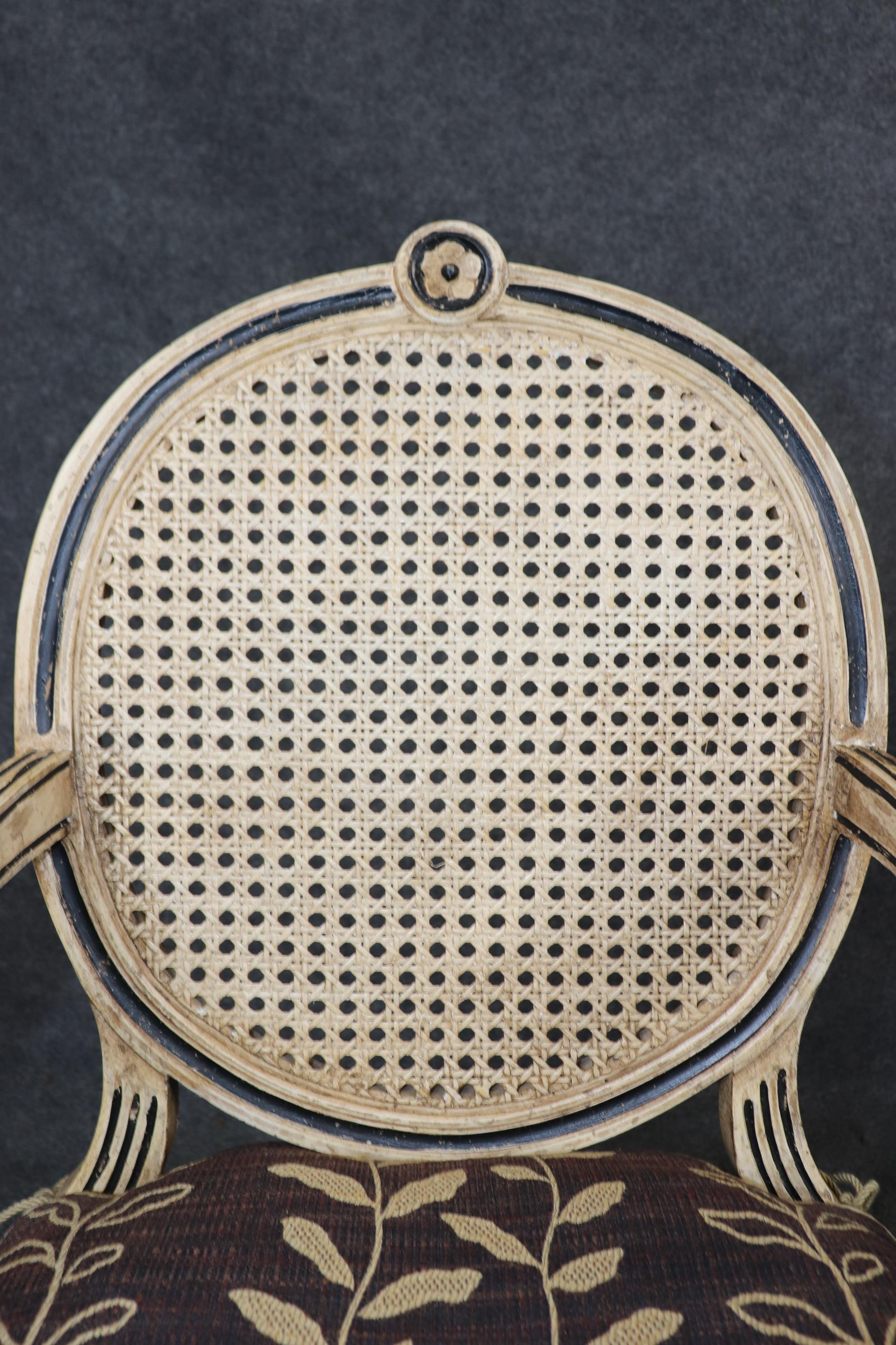 Fantastisches Paar schwarzer und cremefarbener Sessel im Louis-XVI-Stil mit Verzierungen (Französisch) im Angebot