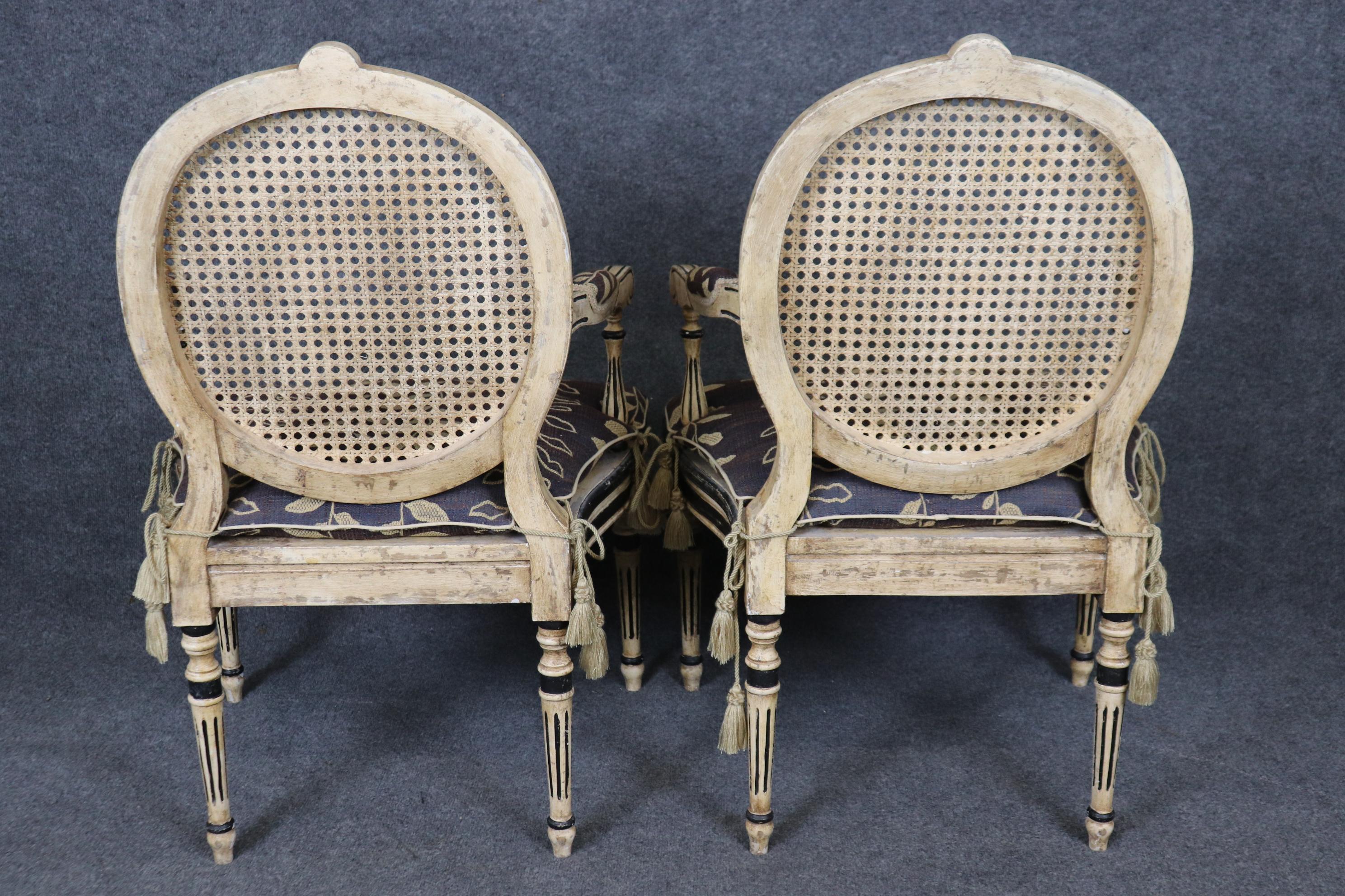 Fantastisches Paar schwarzer und cremefarbener Sessel im Louis-XVI-Stil mit Verzierungen im Zustand „Gut“ im Angebot in Swedesboro, NJ