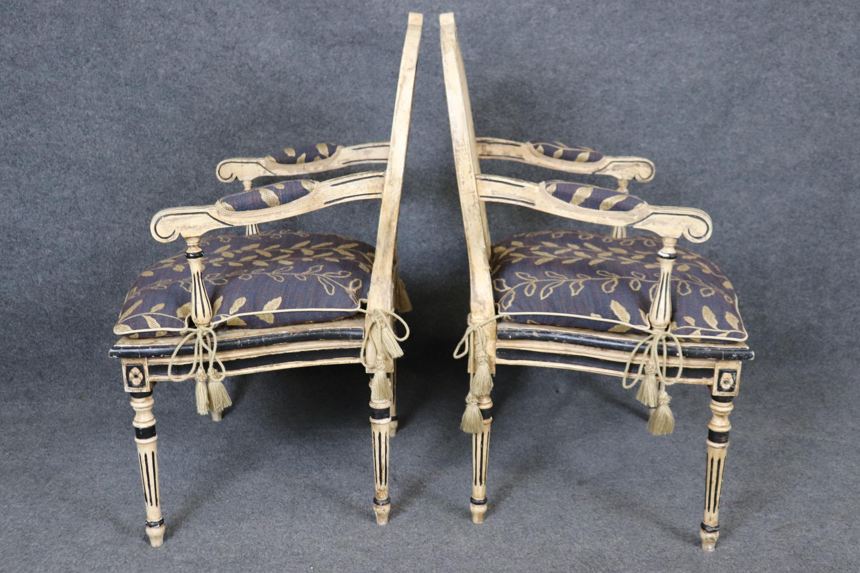 Fantastisches Paar schwarzer und cremefarbener Sessel im Louis-XVI-Stil mit Verzierungen (Gehstock) im Angebot