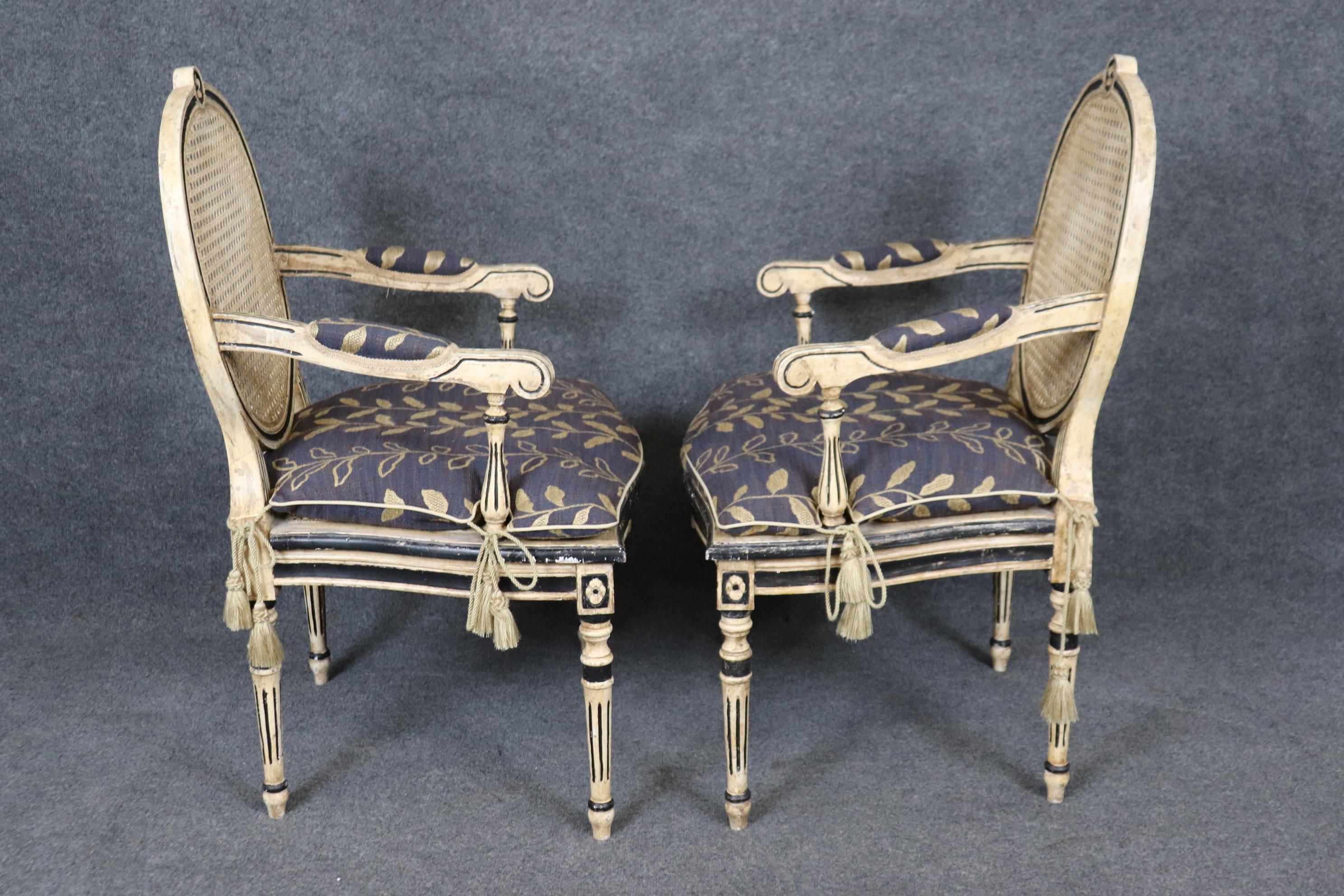 Fantastisches Paar schwarzer und cremefarbener Sessel im Louis-XVI-Stil mit Verzierungen im Angebot 1
