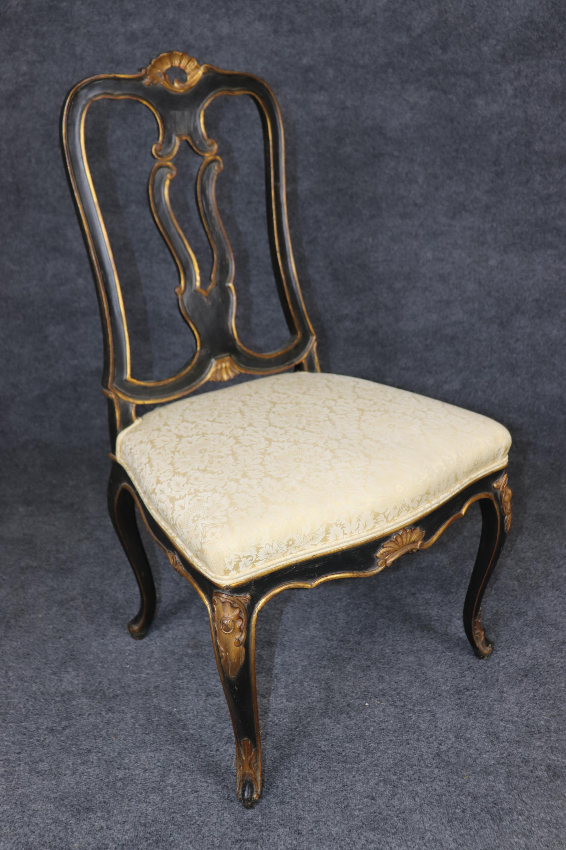 Fantástico Par de Sillas Laterales Francesas Estilo Luis XV Ebonizadas Talladas y Doradas en venta 4